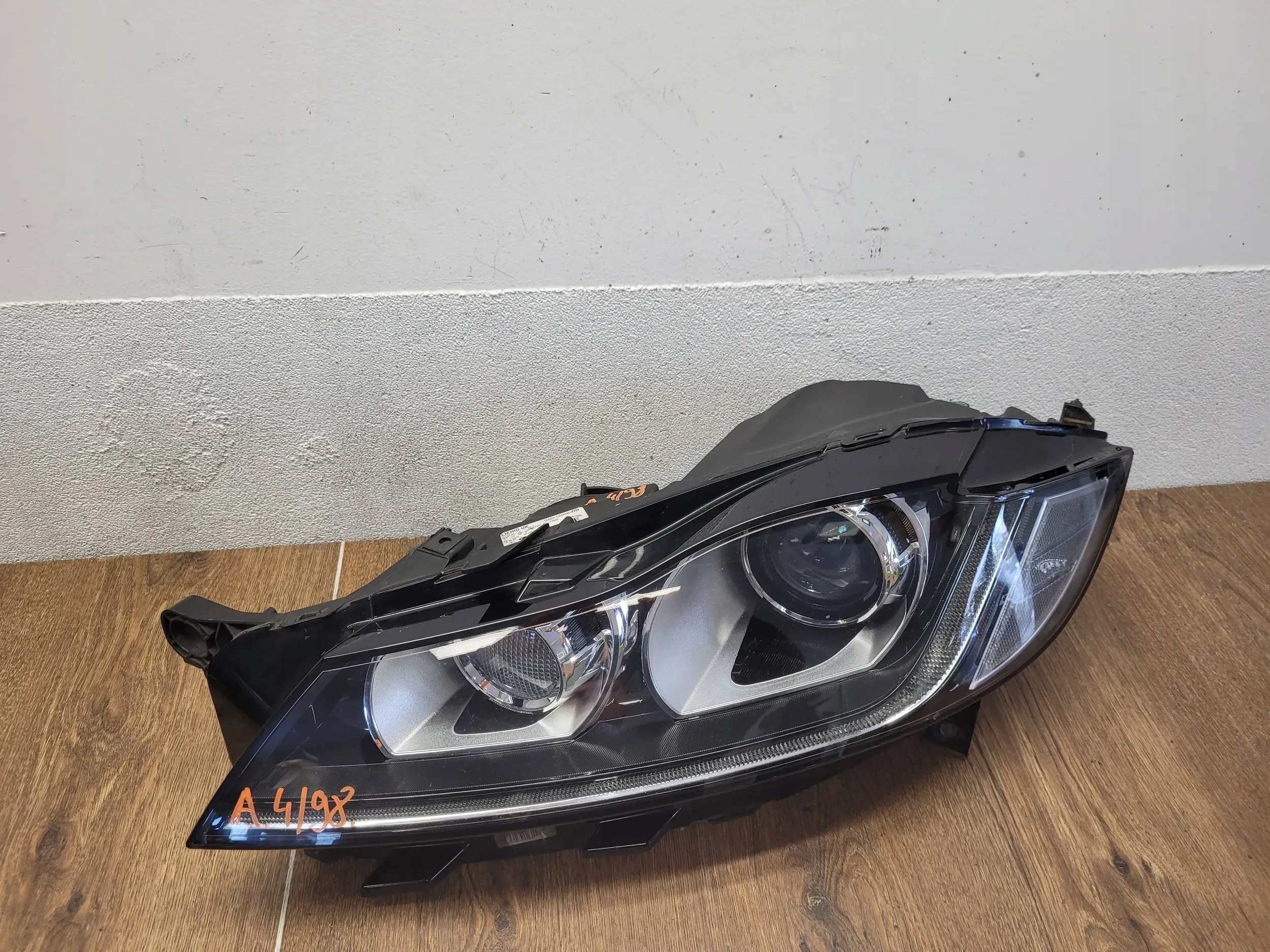 Jaguar XF X260 GX63-13W030-DD ĽAVÉ PREDNÉ SVETLO XENON GB VERZIA