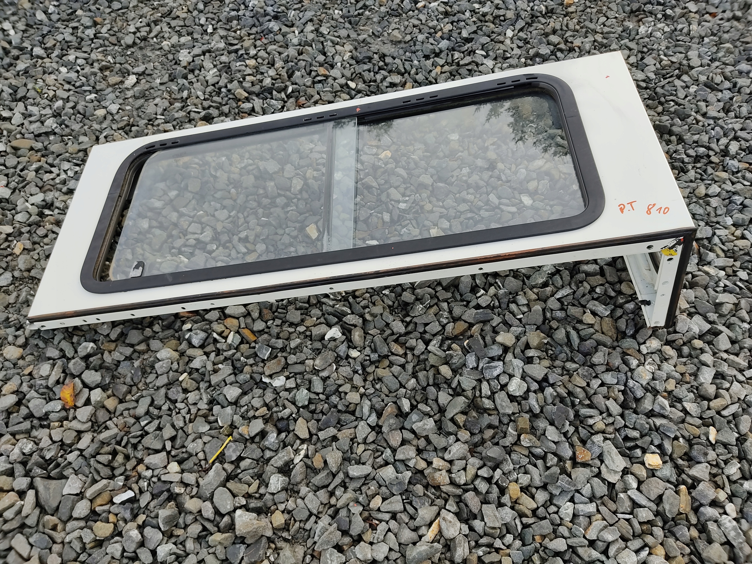 PRAVÉ ZADNÉ SKLO RÁM DEFENDER 1999-2014