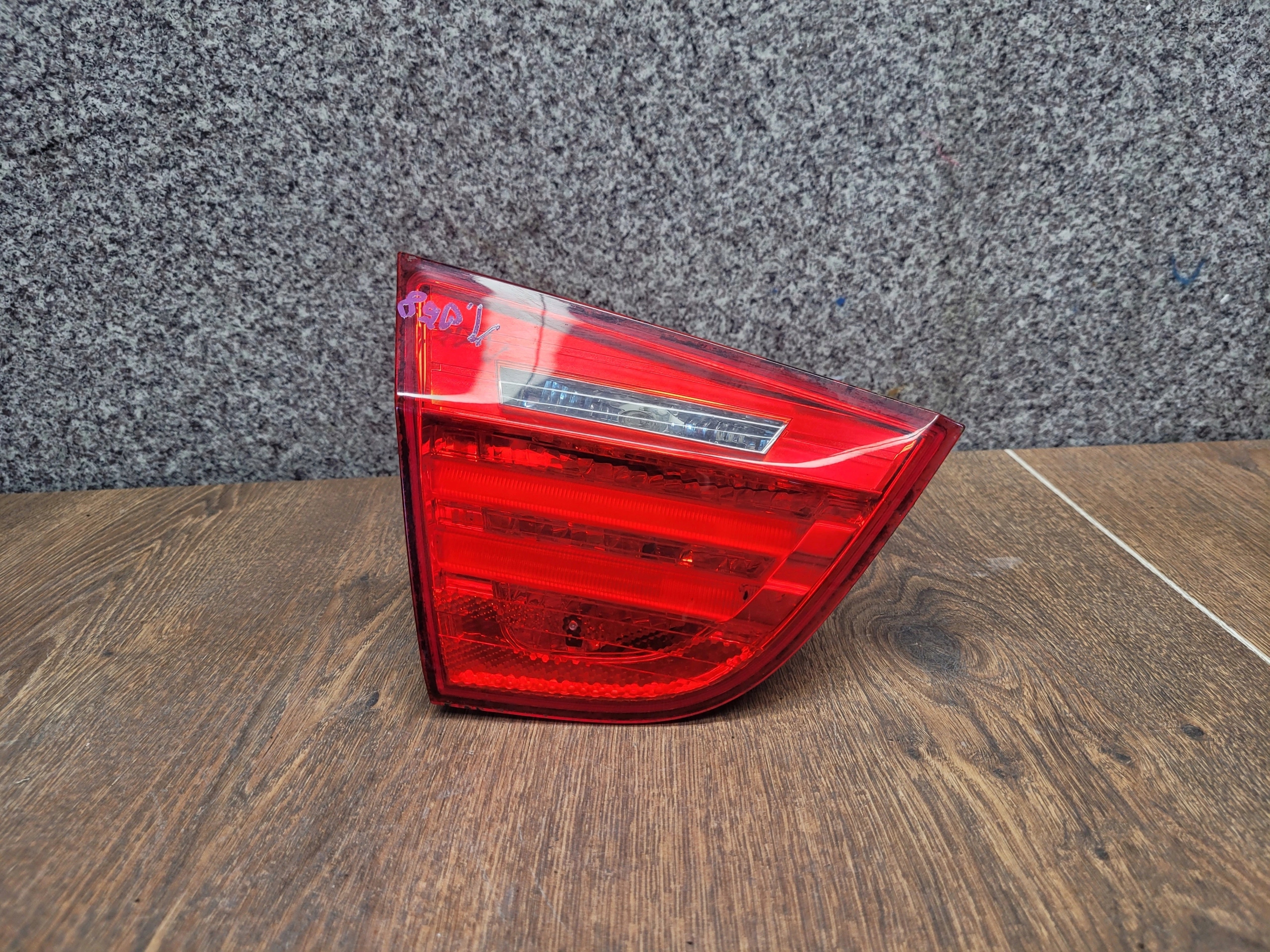 BMW 3 E90 LIFT ĽAVÉ ZADNÉ SVETLO V KAPOTE 7289427