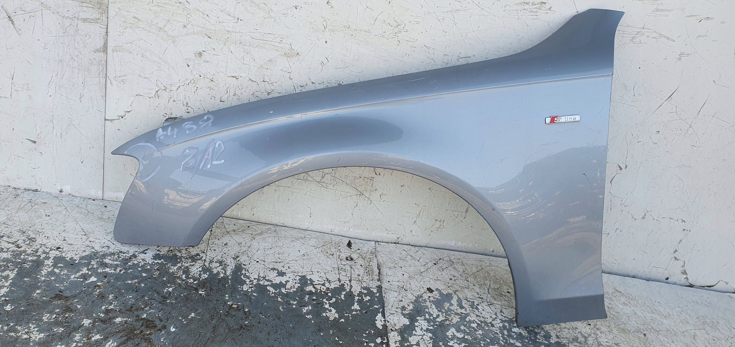 Audi A4 B8 8K 08-012 ĽAVÝ PREDNÝ BLATNÍK