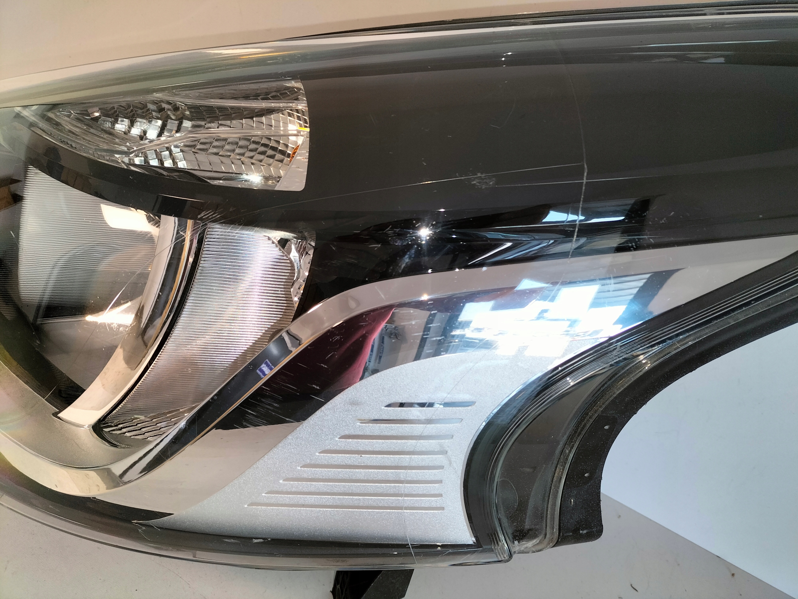 LAVE PREDNE SVETLO RENAULT TRAFIC III 14-