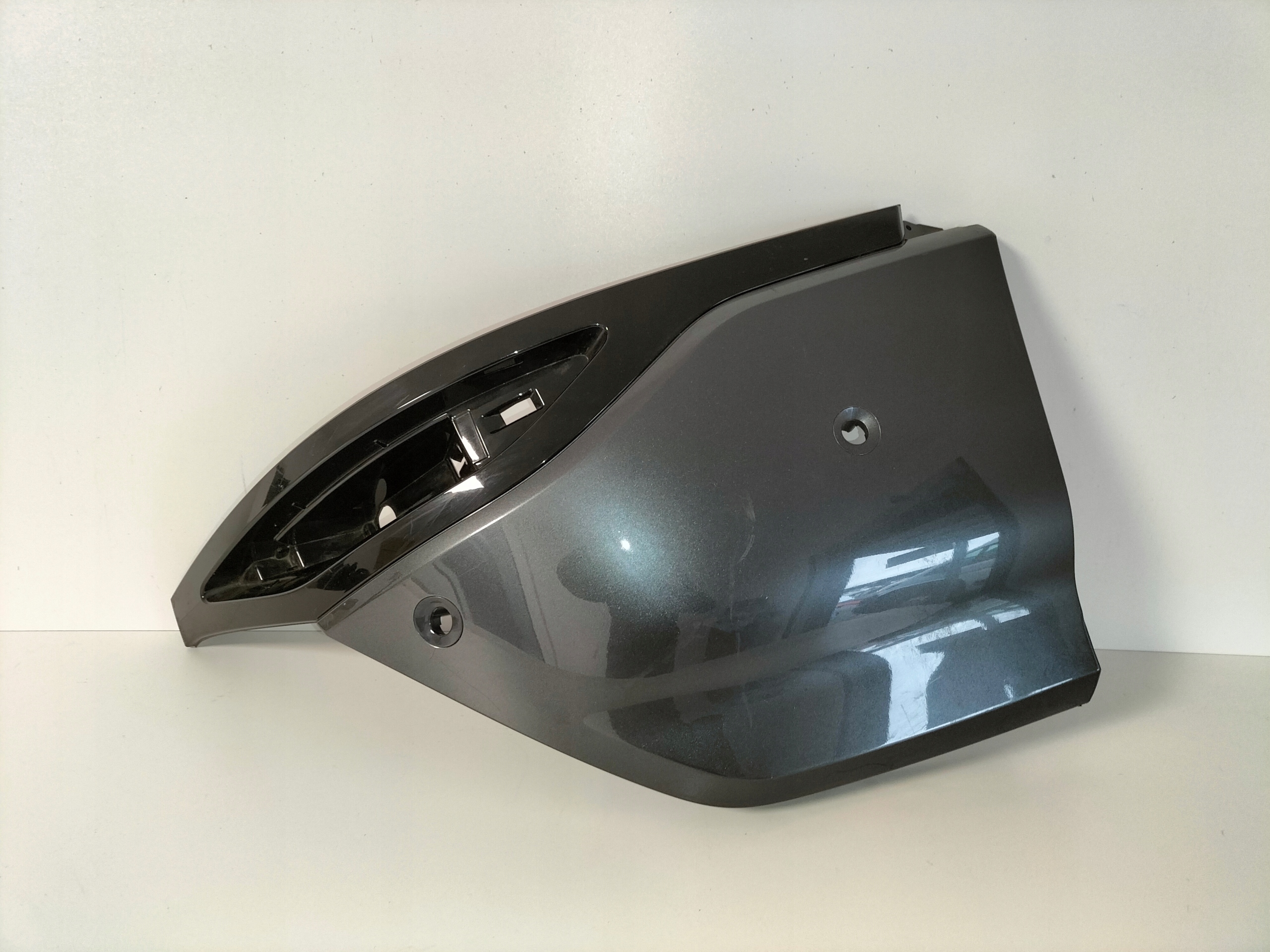 PRAVY ROH ZADNEHO NARAZNIKA AUDI Q6 85H E-TRON 24- RS