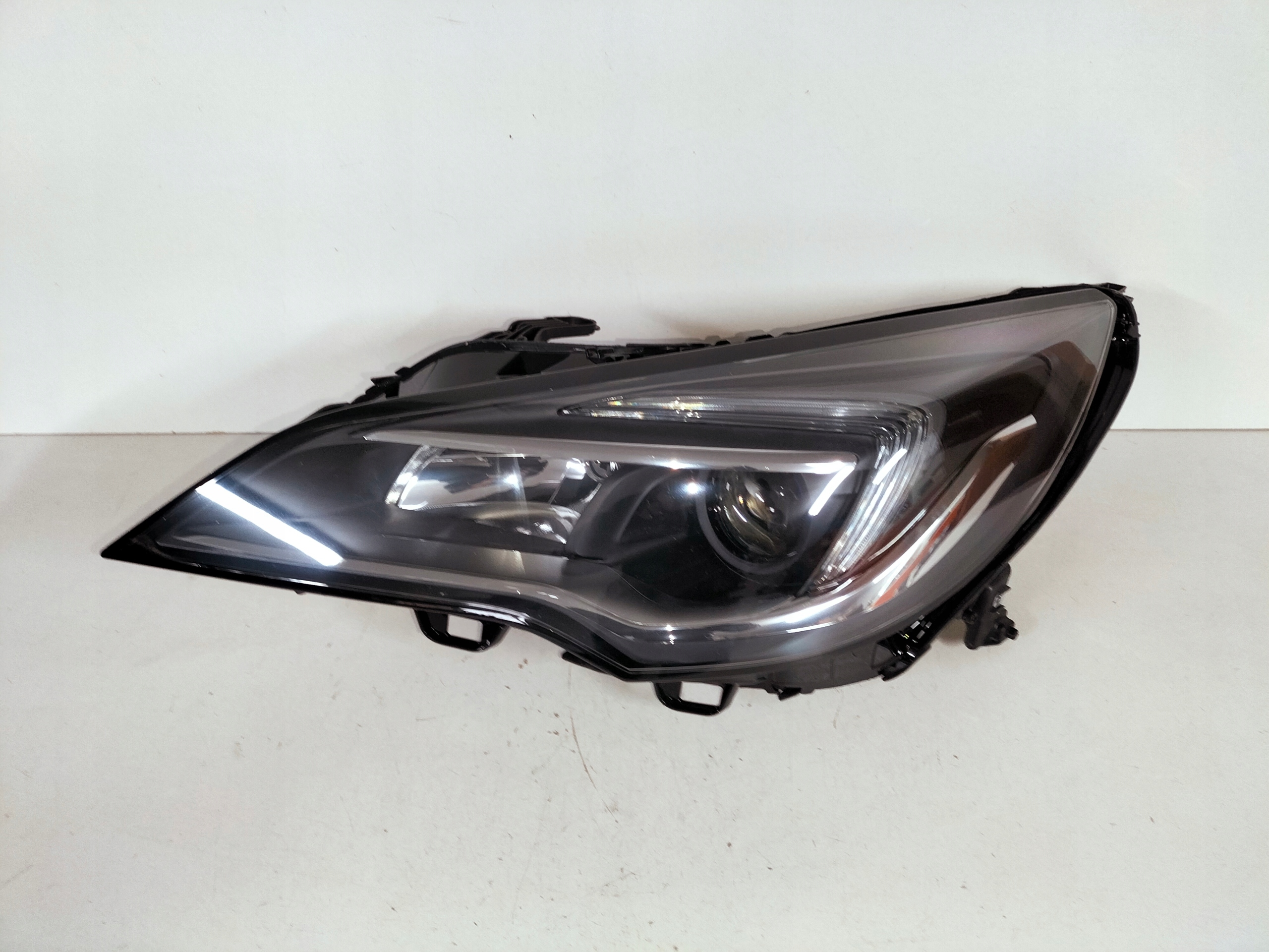 LAVE PREDNE SVETLO OPEL ASTRA V K 15-