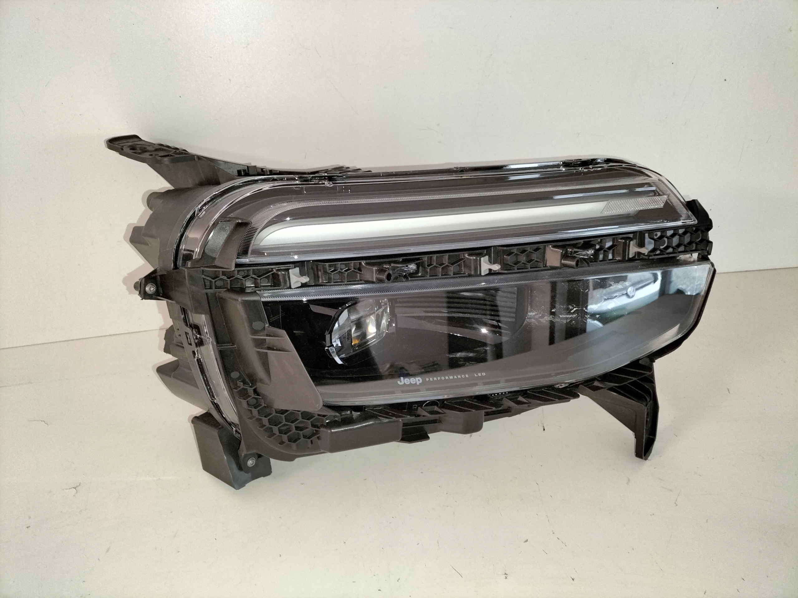 PRAVE PREDNE SVETLO JEEP AVENGER 23- FULL LED