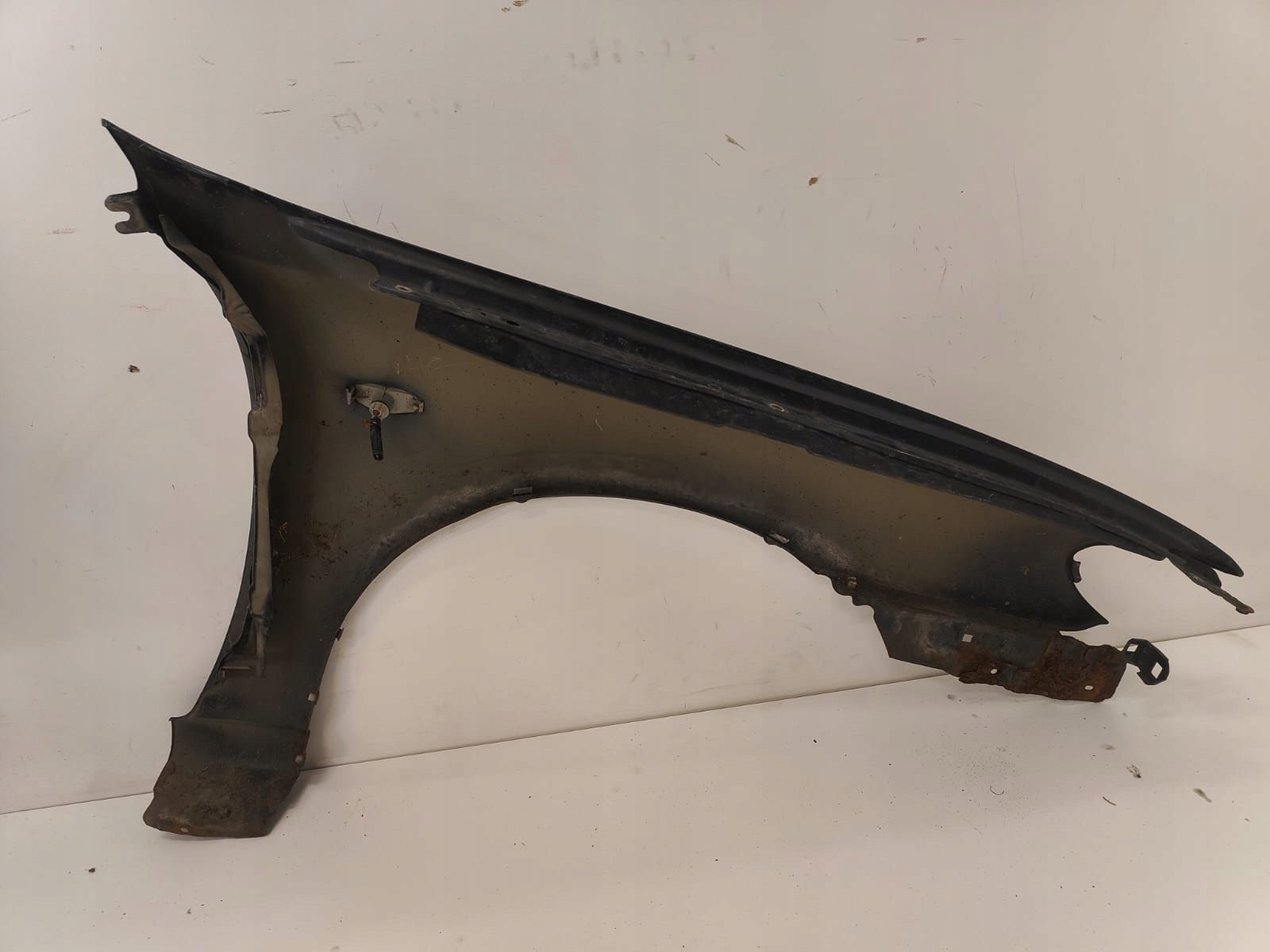 Nissan almera n16 lift 02-06 ĽAVÝ PREDNÝ BLATNÍK