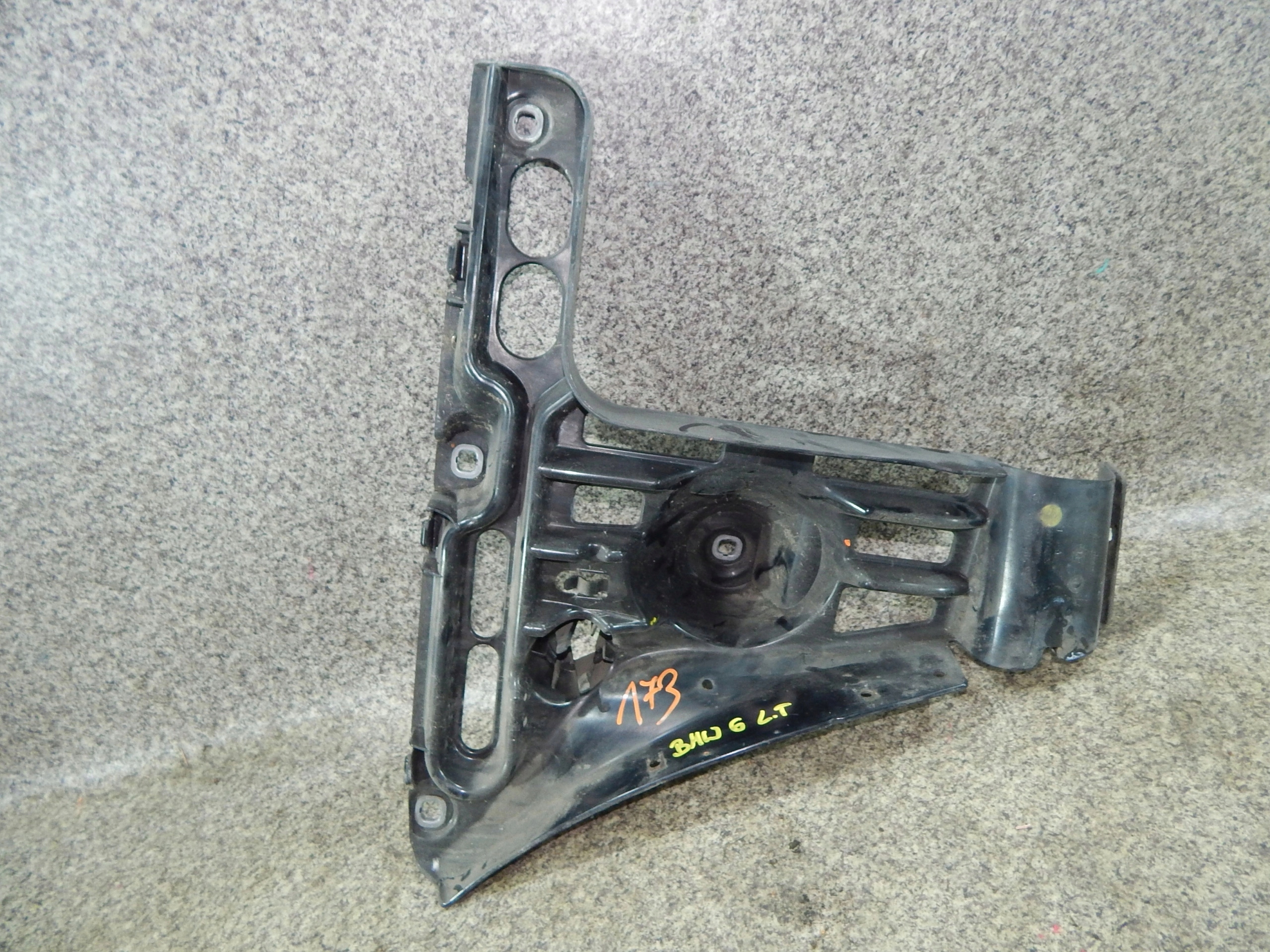BMW E63 E64 LAVY DRZIAK ZADNEHO NARAZNIKA 7008839