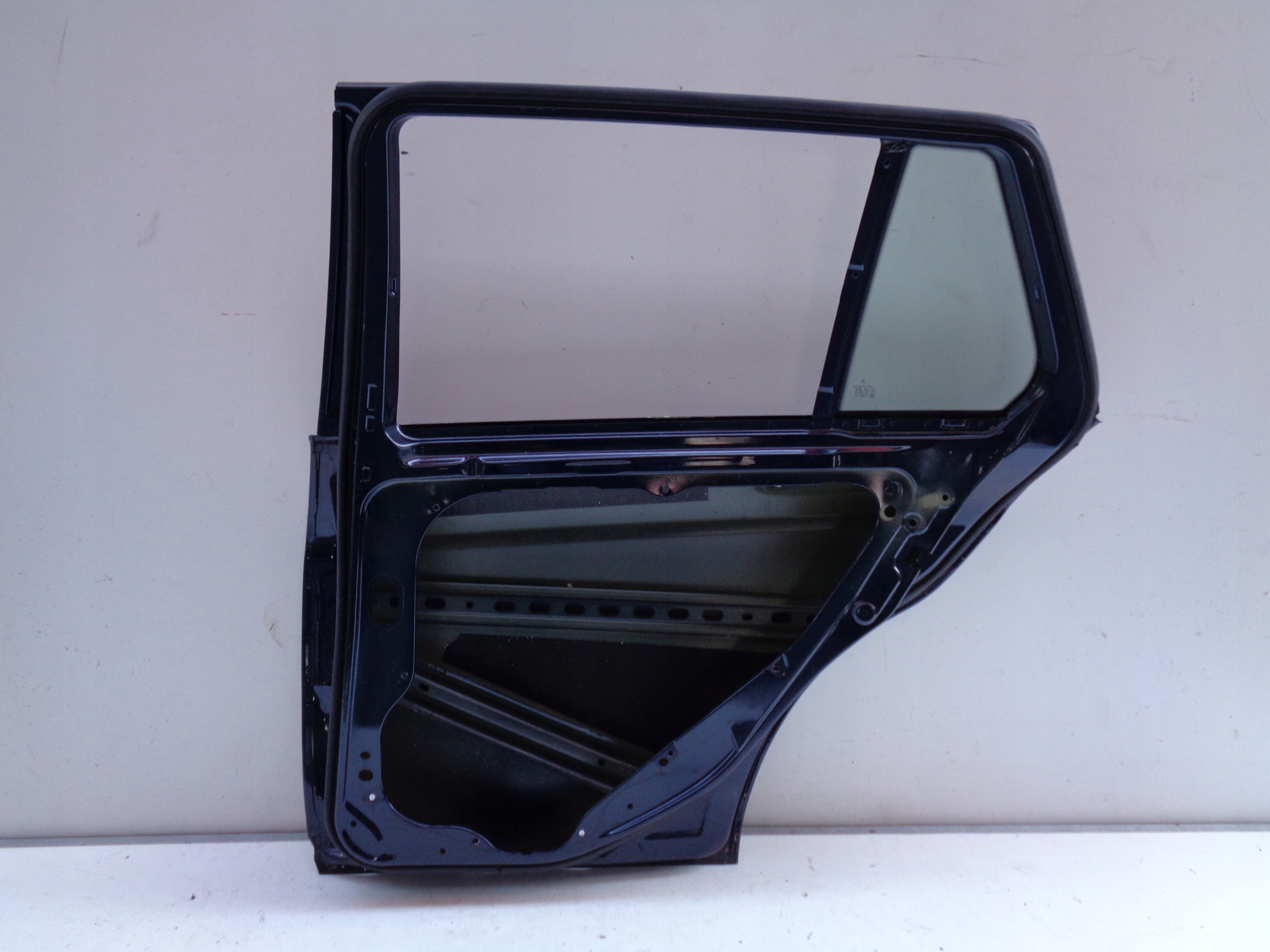 PRAVE ZADNE DVERE MERCEDES C-KLASA W204 07- KOMBI