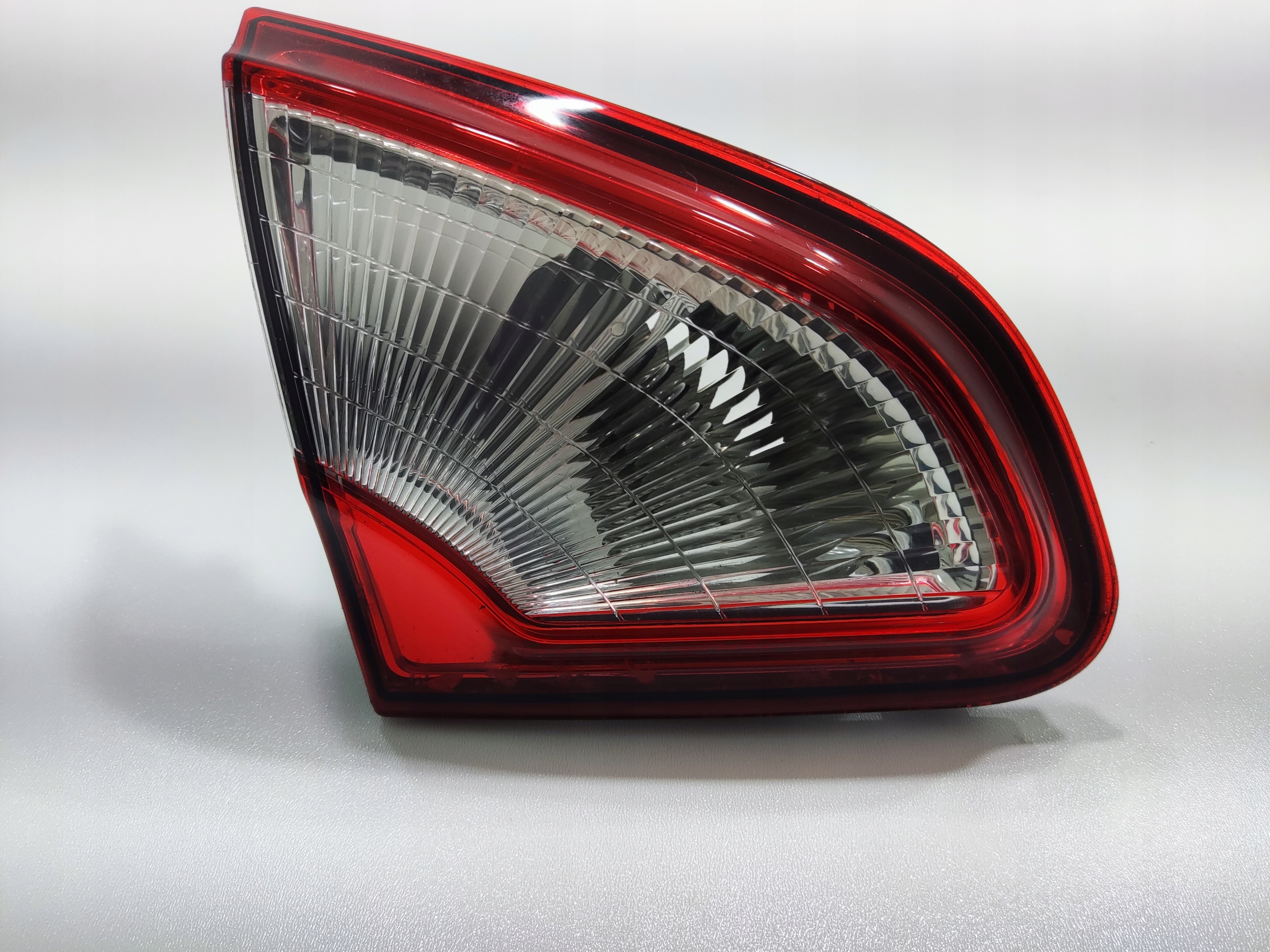 LAVE ZADNE SVETLO V KAPOTE NISSAN QASHQAI I J10 26555-BR01A 2010-2013 LIFT