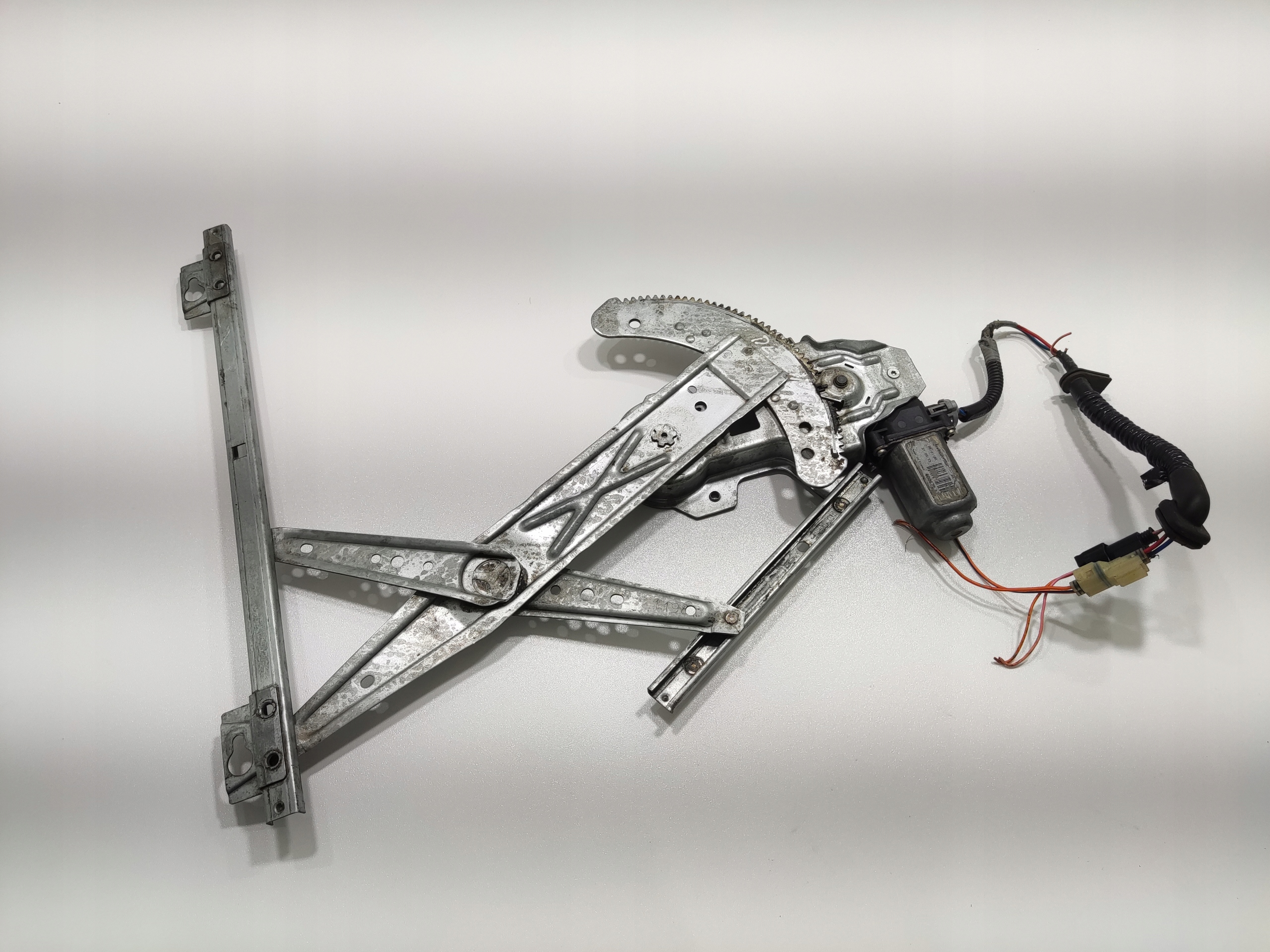 LAVY PREDNY ELEKTRICKY MECHANIZMUS SŤAHOVANIA OKNA DEFENDER 1999-2014