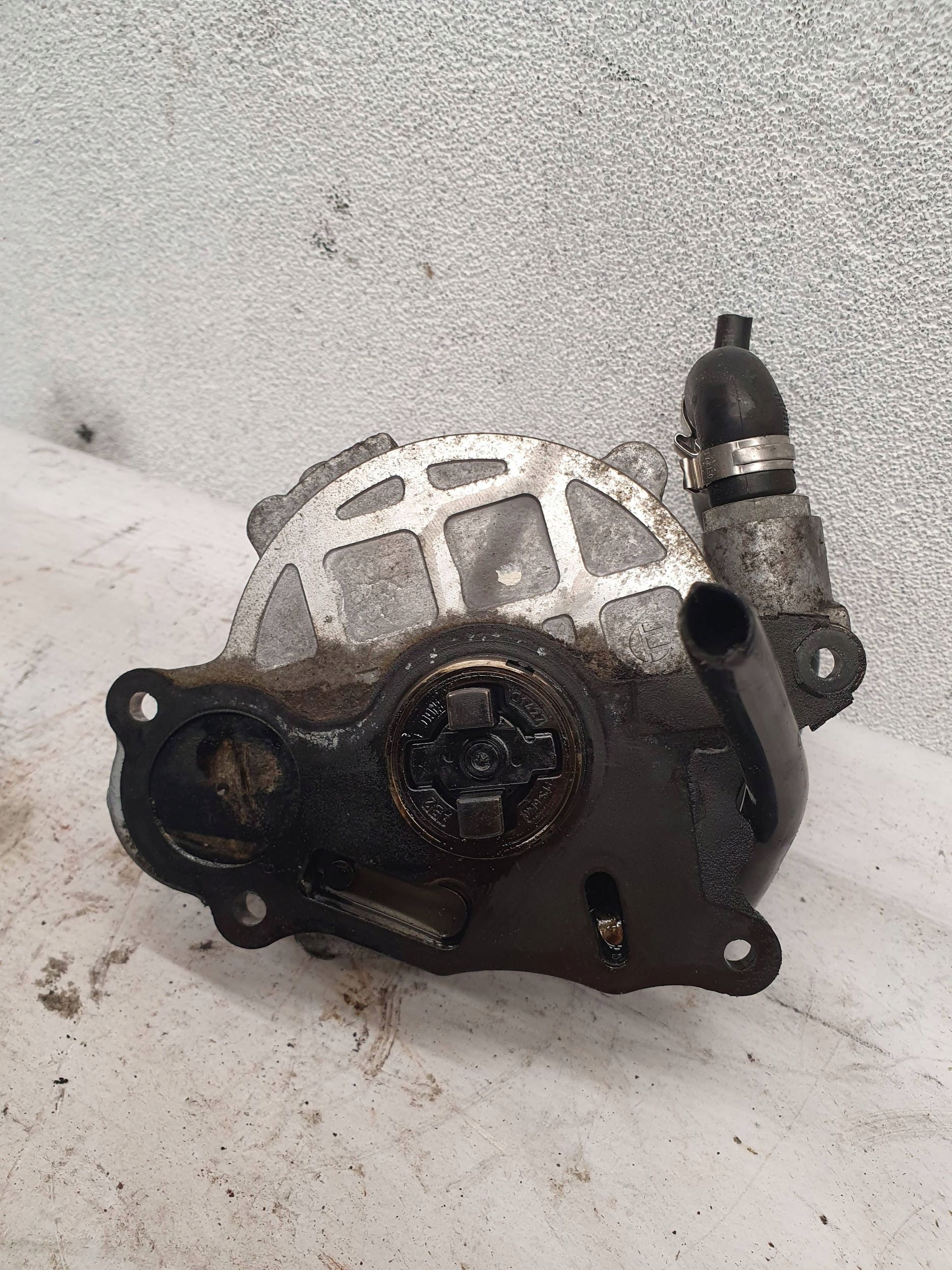 Audi A4 B8 8K 2.0 TDI 03L145100 ČERPADLO podTLAKU