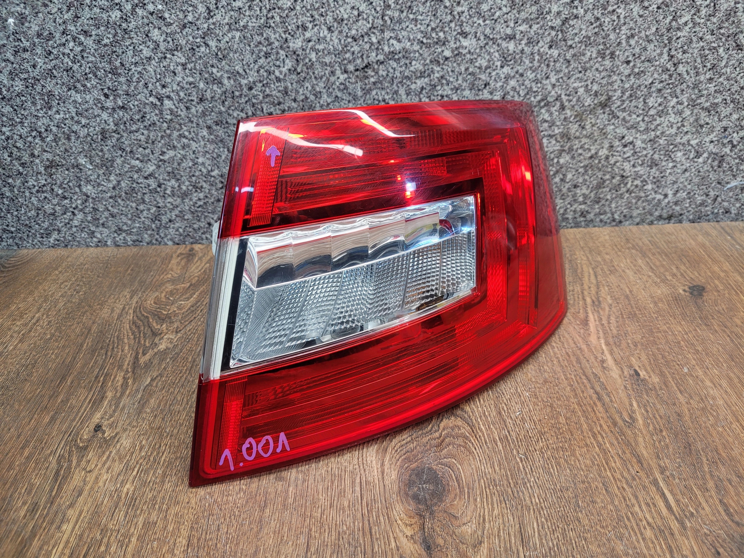 SKODA OCTAVIA III HB PRAVE ZADNE SVETLO 5E5945096