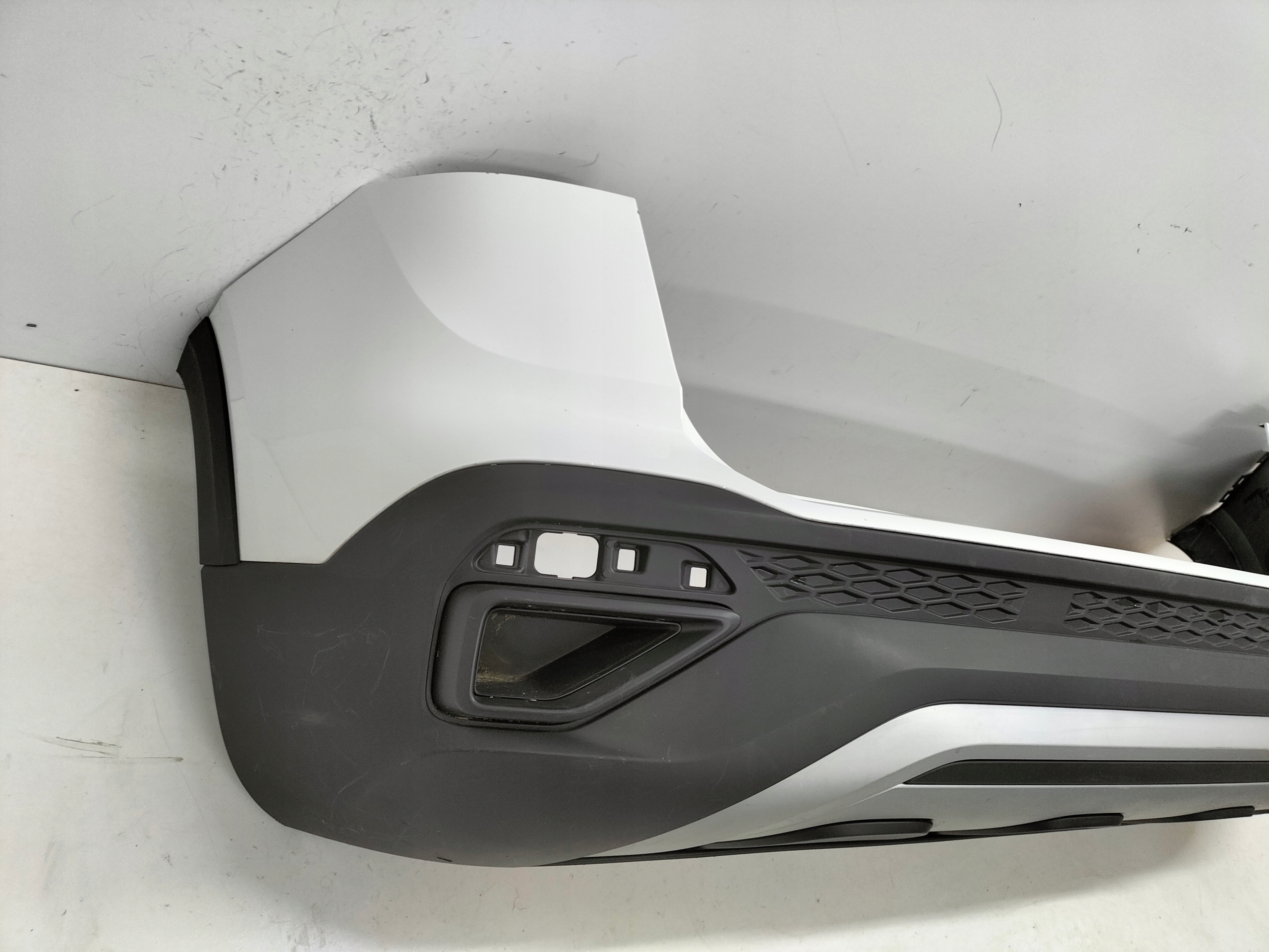 ZADNÝ NÁRAZNÍK VW TAOS 20-