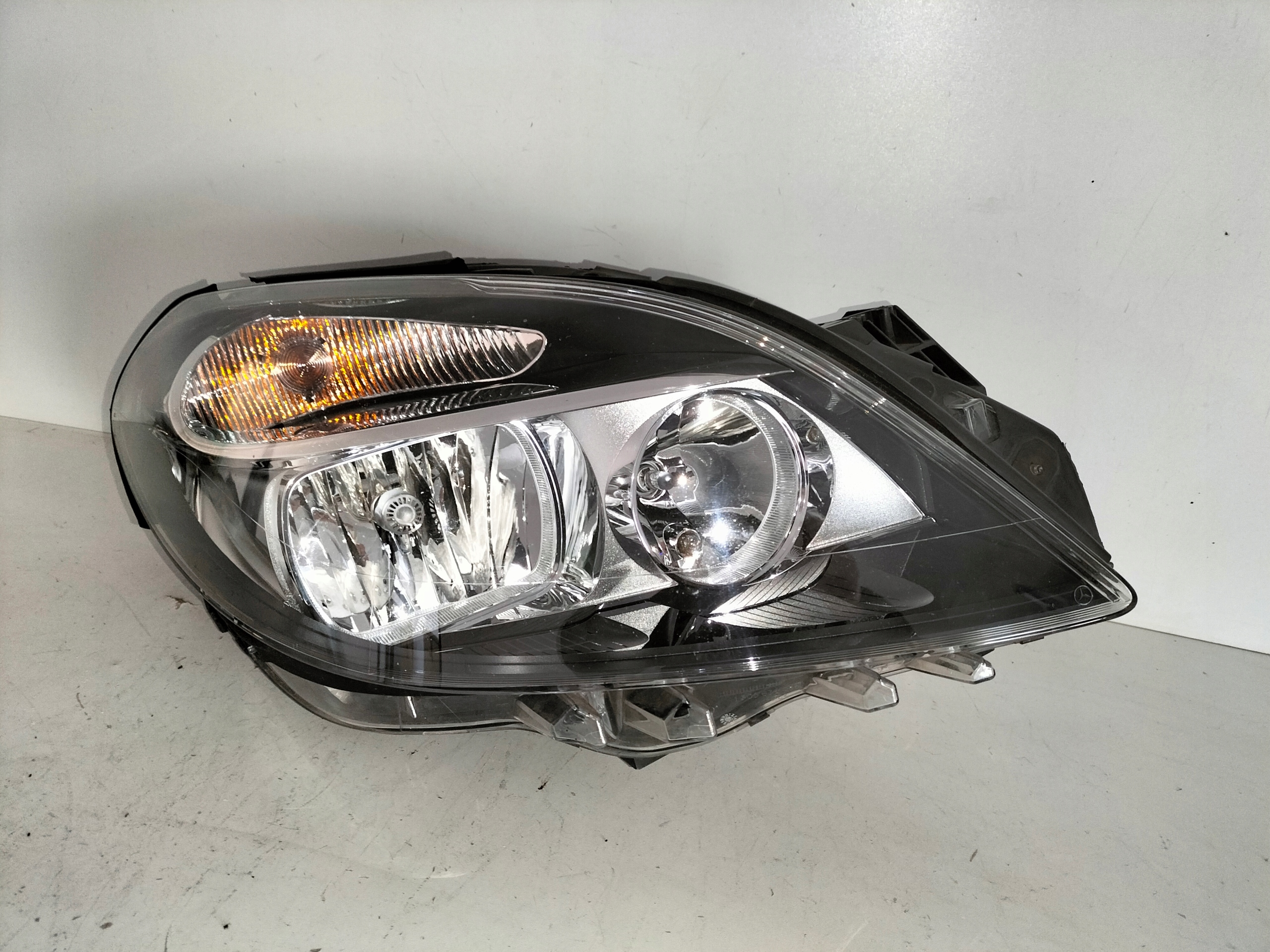 PRAVE PREDNE SVETLO MERCEDES B KLASA W246 11-14