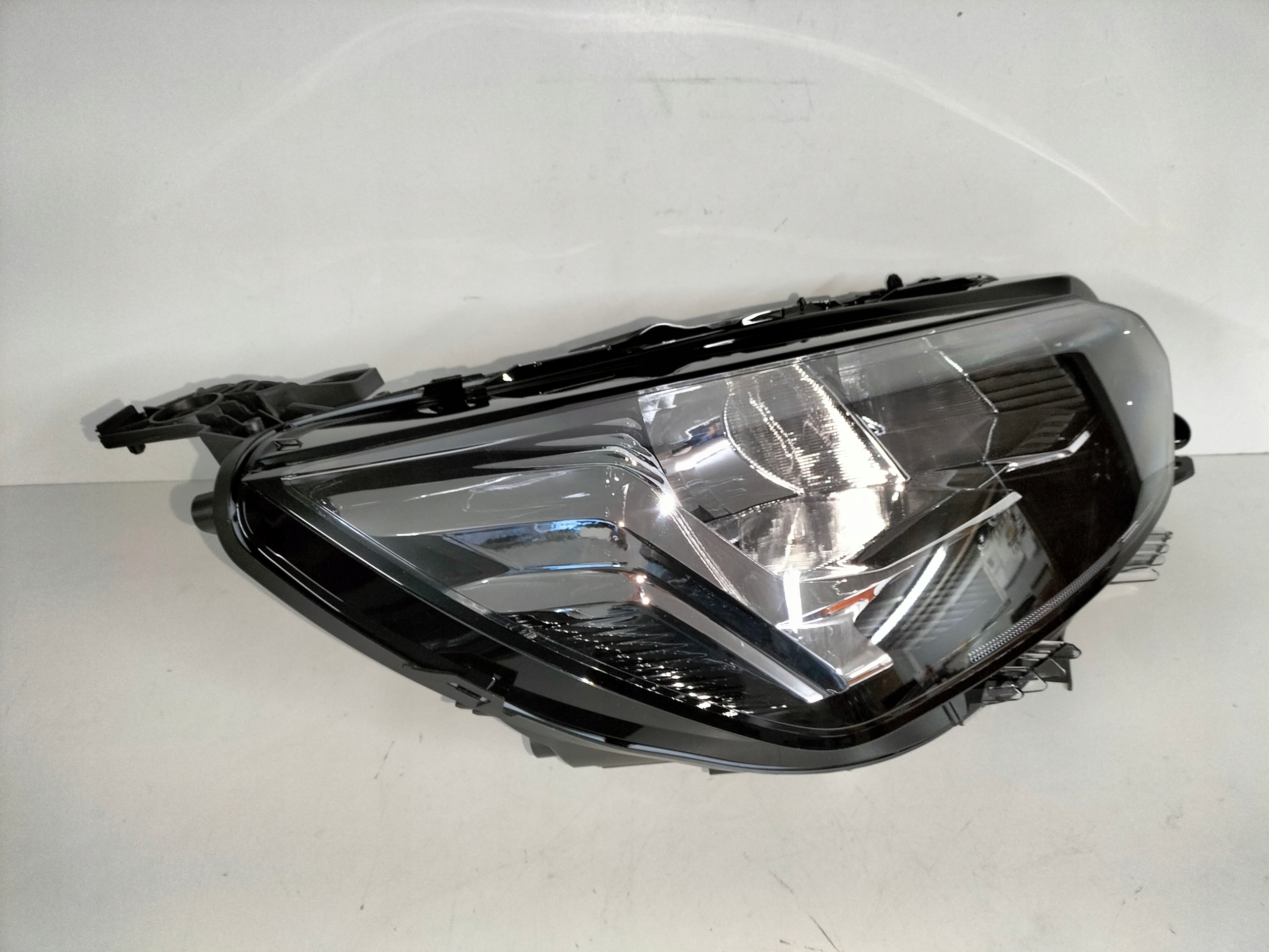 PRAVE PREDNE SVETLO PEUGEOT 208 II 19-