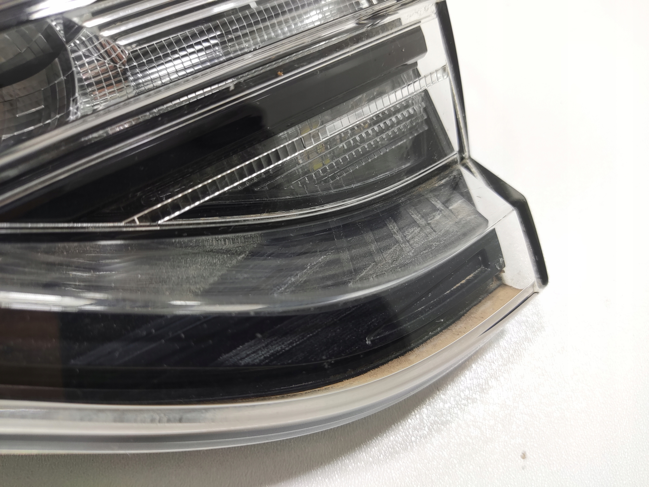 PRAVE ZADNE SVETLO LED V KAPOTE RENAULT CLIO V 265506440R 2024-2025 LIFT