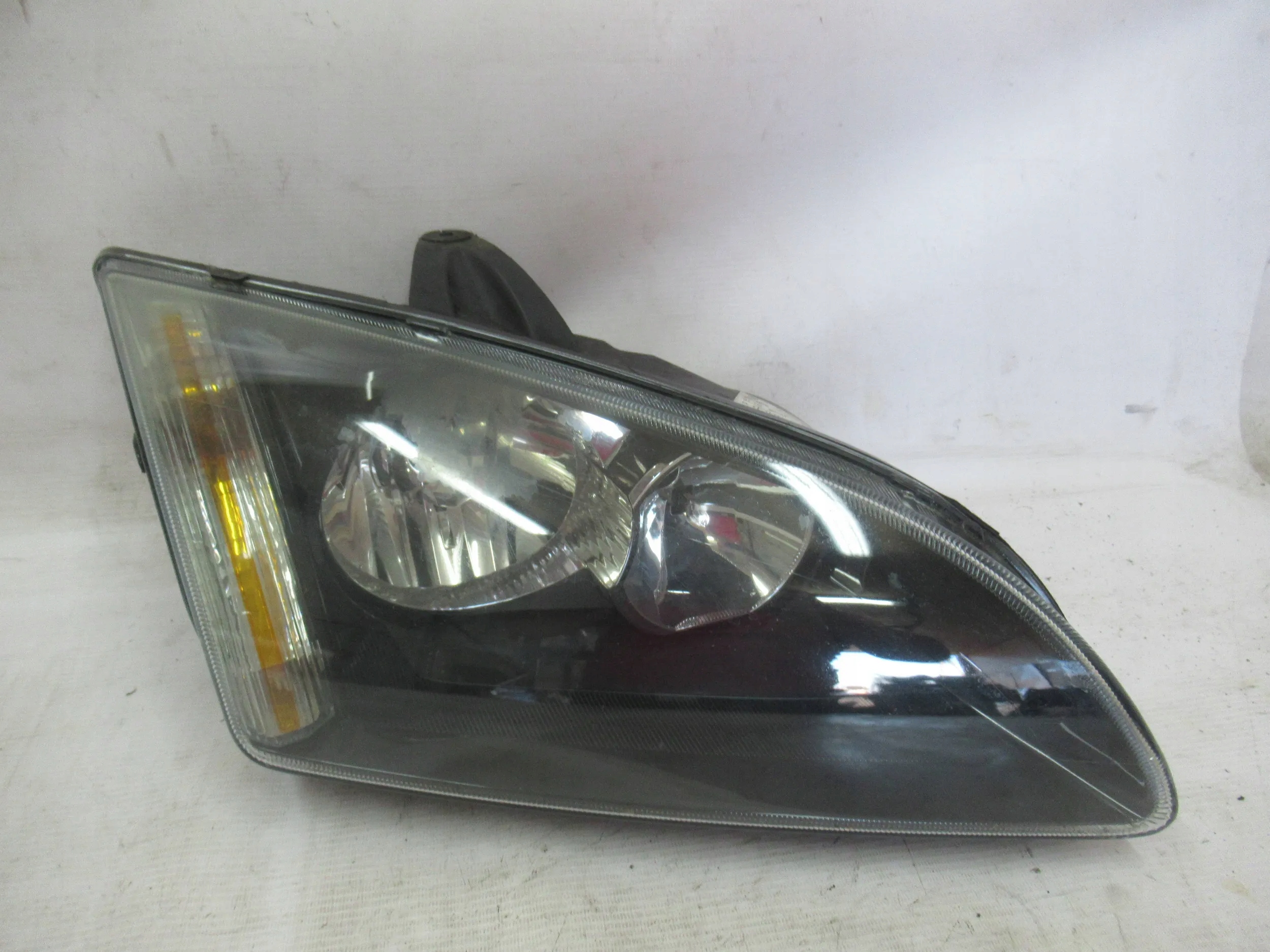 PRAVE PREDNE SVETLO FORD FOCUS MK2 II 2 04-