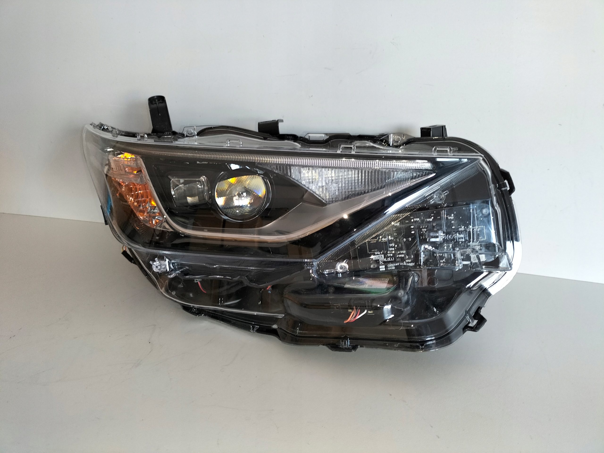 PRAVE PREDNE SVETLO TOYOTA AURIS II LIFT 15- FULL LED