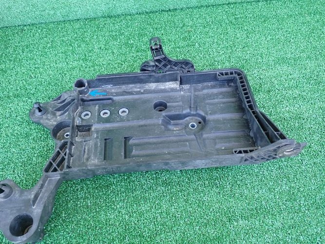 VW SEAT SKODA AUDI DRZIAK AUTOBATERIE 5Q0915331K