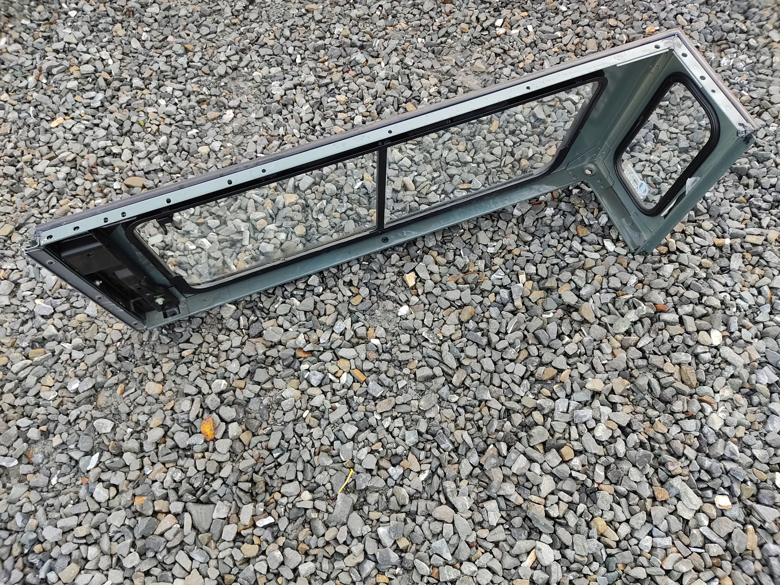 PRAVÉ ZADNÉ SKLO RÁM DEFENDER 1999-2014