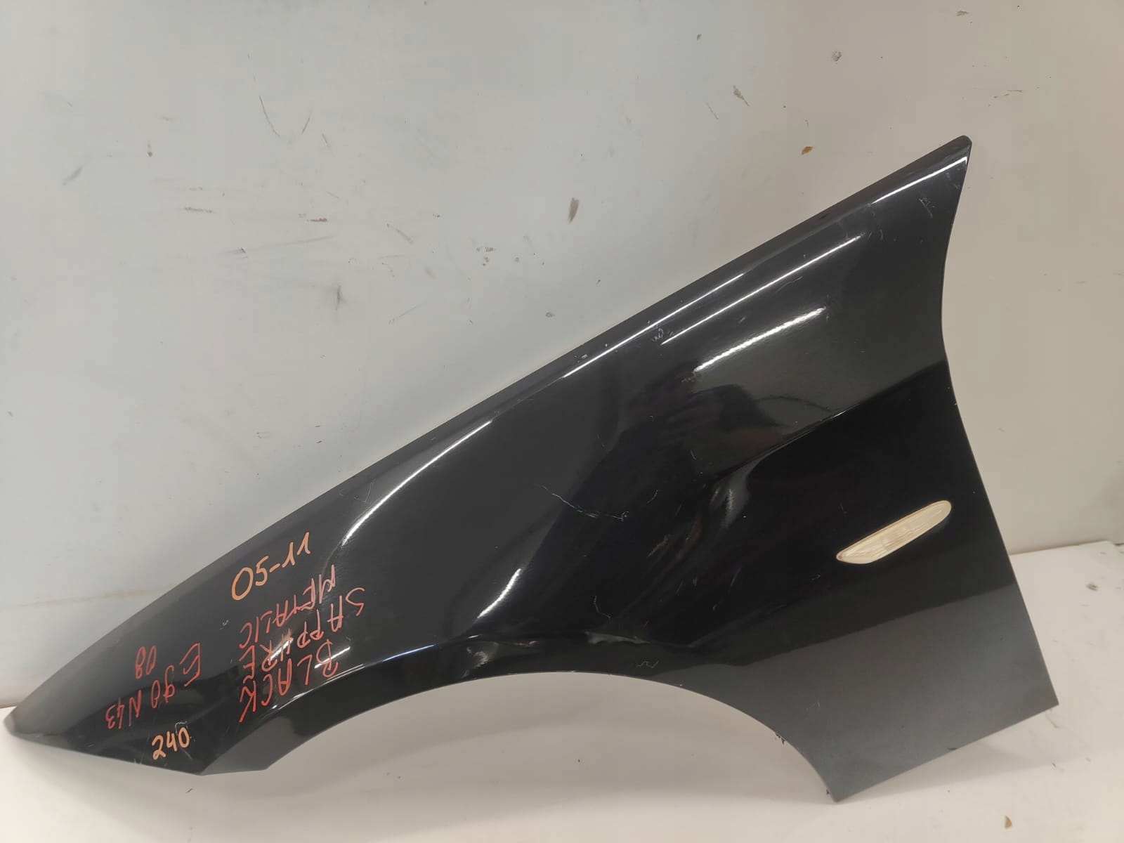 BMW e90 05-11 ĽAVÝ PREDNÝ BLATNÍK kol: black sapphire