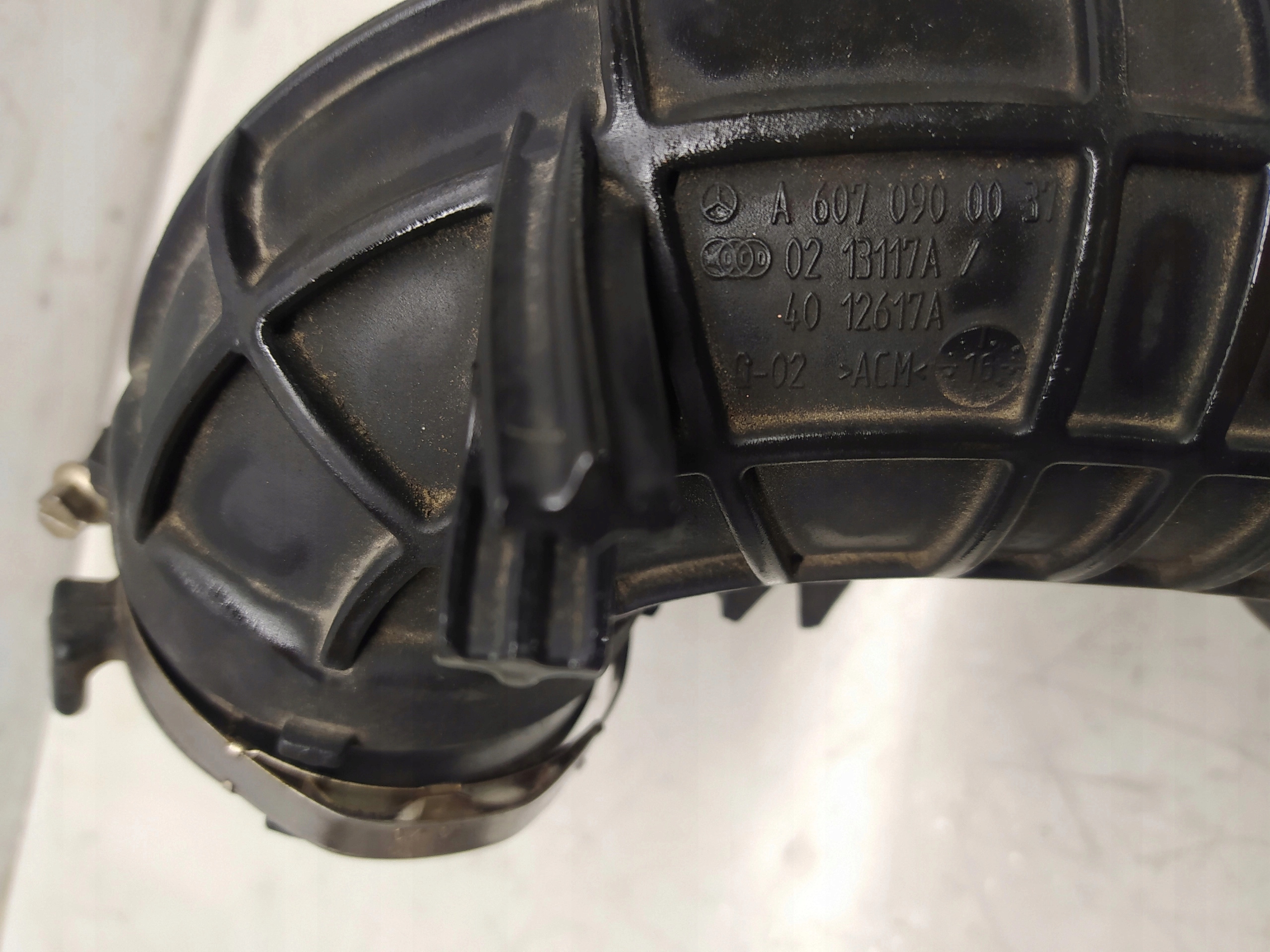 MERCEDES W176 1.5DCI NASAVANIE VZDUCHU A6070900037