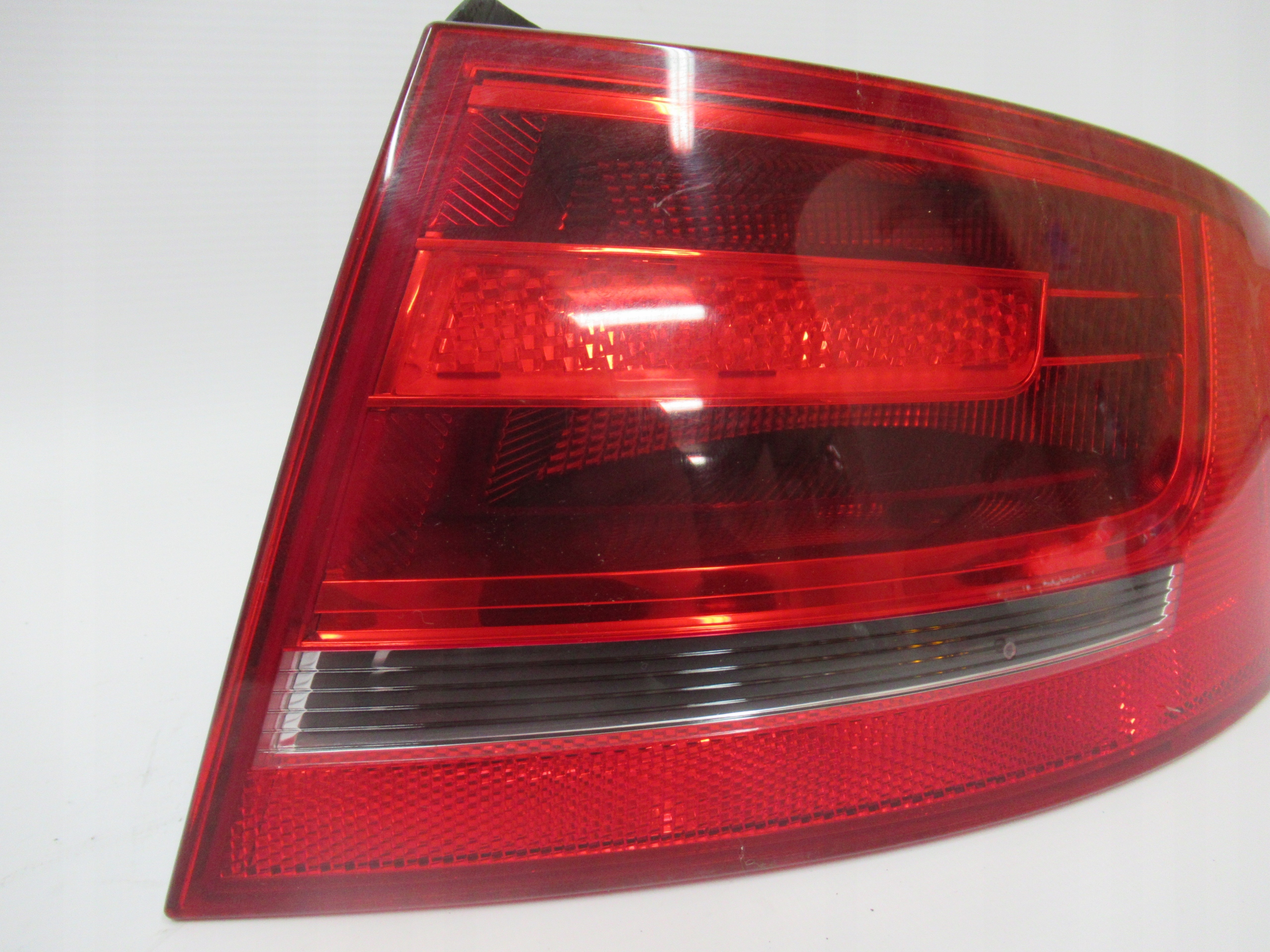 PRAVE ZADNE SVETLO AUDI A4 B8 SEDAN 08-