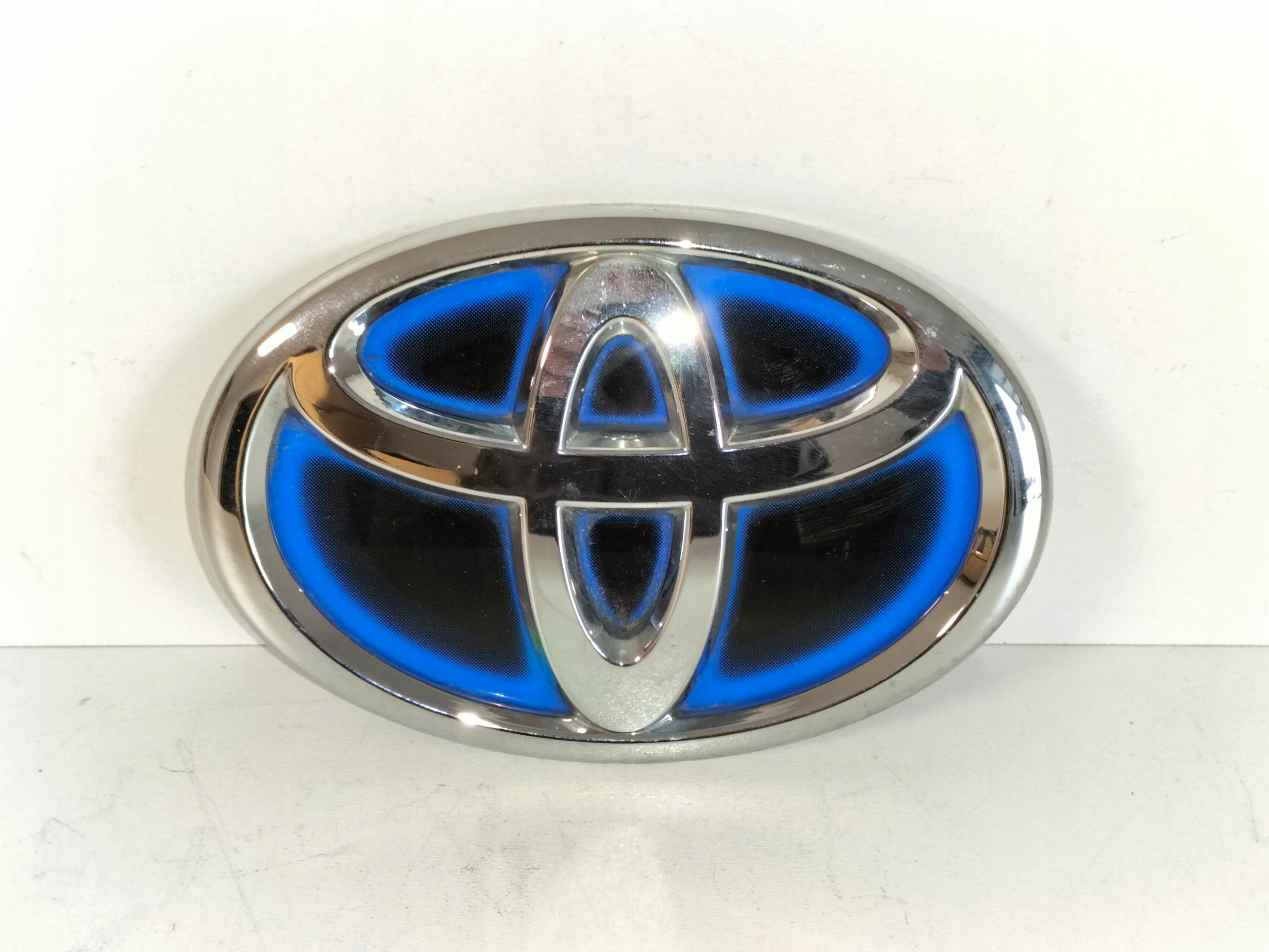 ZNAK EMBLEM NÁRAZNÍKA PREDNÝ TOYOTA YARIS IV 20-