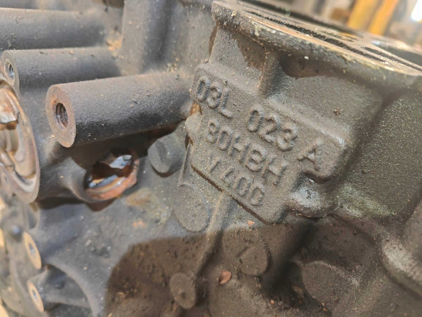 Audi 2.0tdi 03L023A cag BLOK MOTORA KĽUKA PIESTY  SPODOK MOTORA