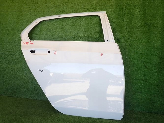 VW GOLF VIII 8 HB PRAVE ZADNE DVERE