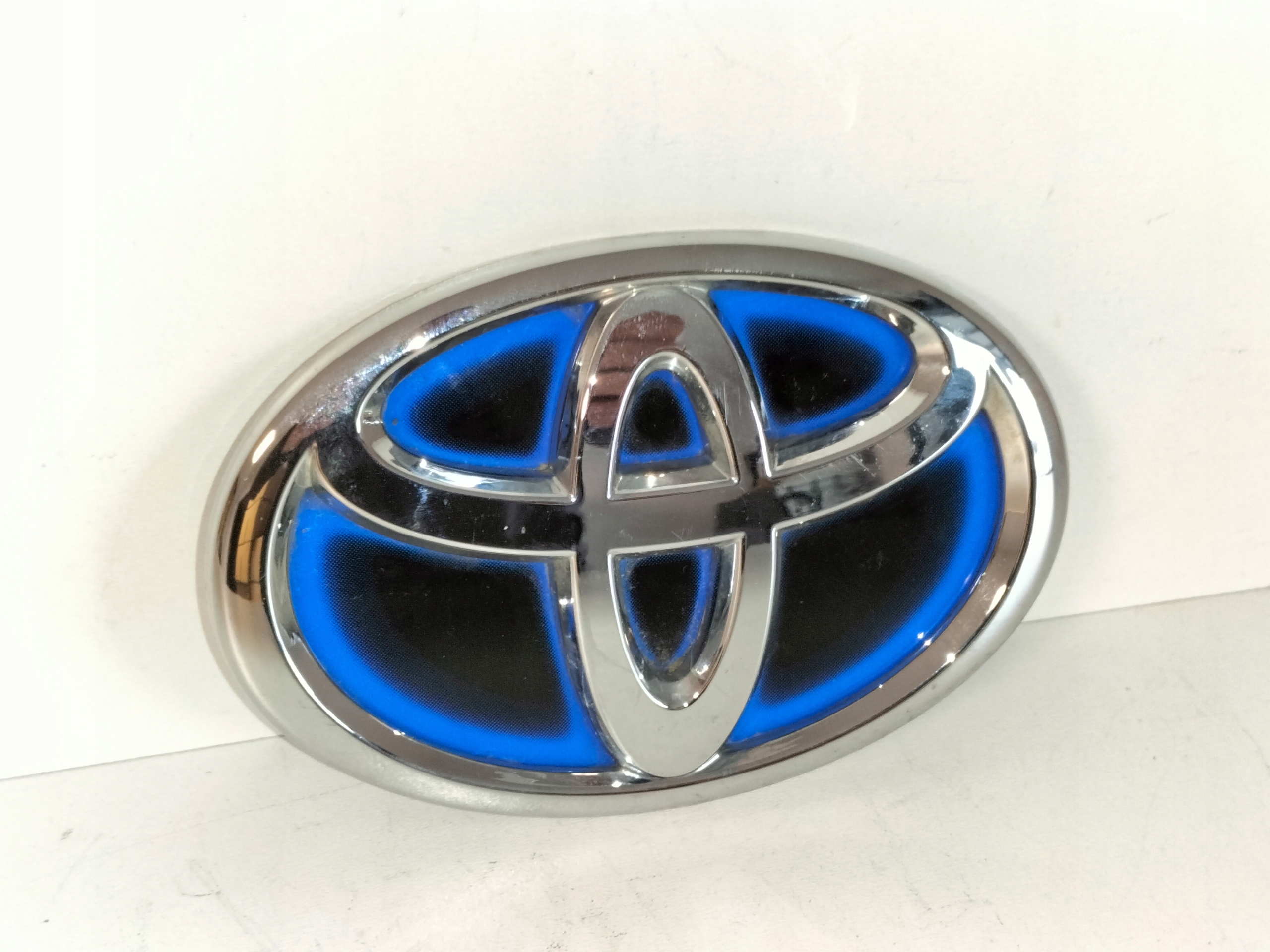 ZNAK EMBLEM NÁRAZNÍKA PREDNÝ TOYOTA YARIS IV 20-
