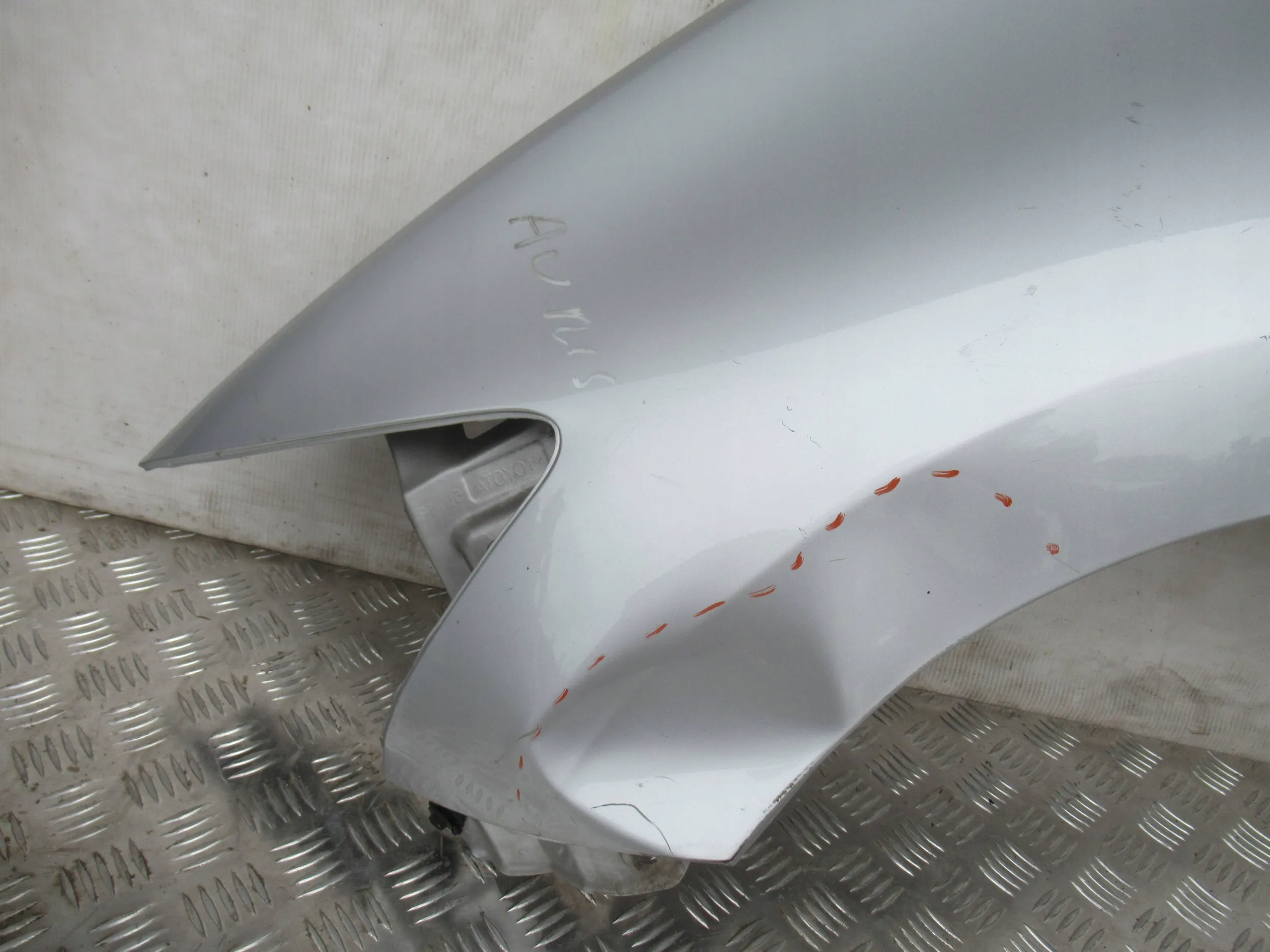 BLATNIK PREDNÝ LAVY TOYOTA AURIS I LIFT 10-