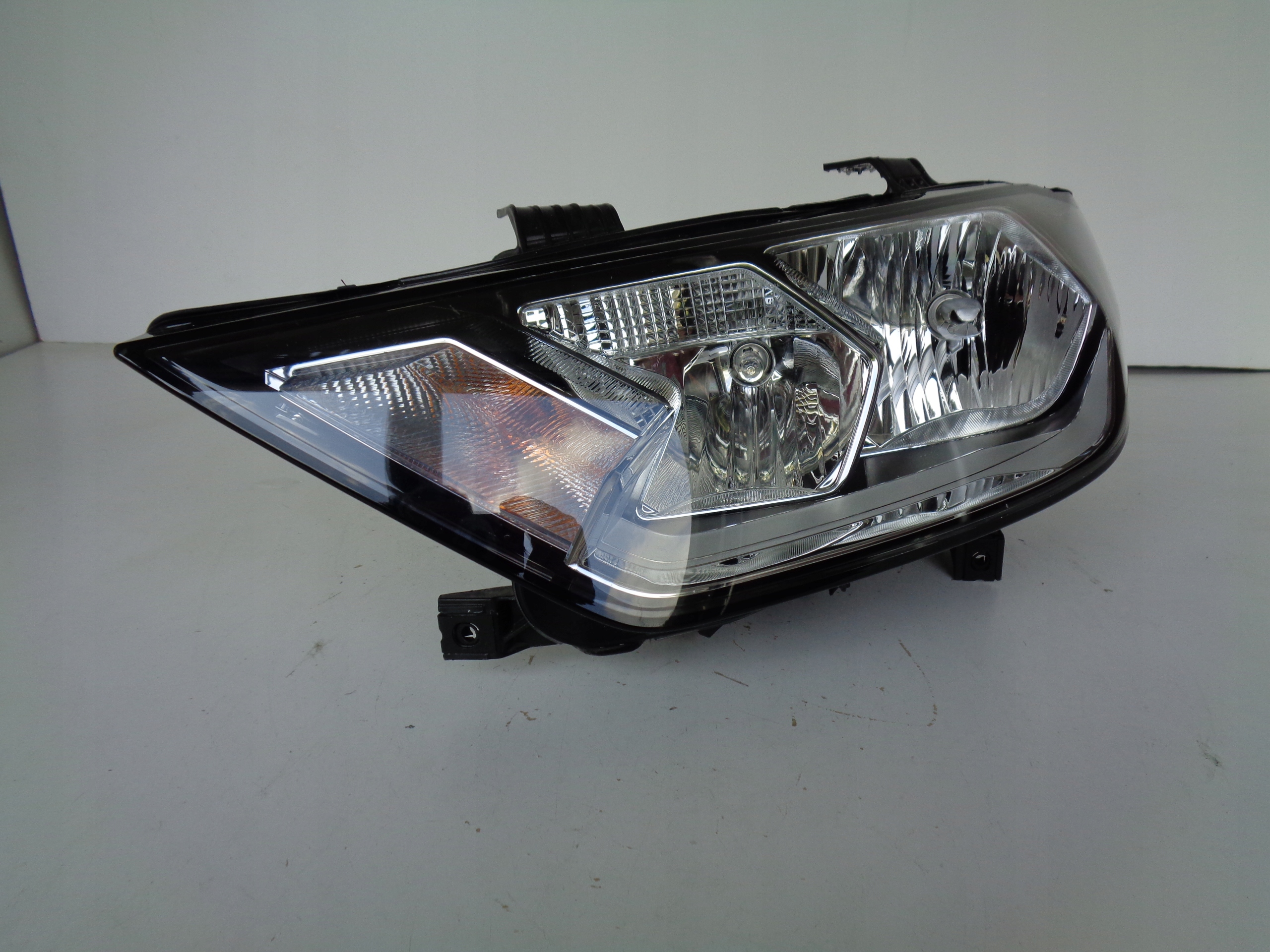 LAVE PREDNE SVETLO AUDI A1 82A 18-