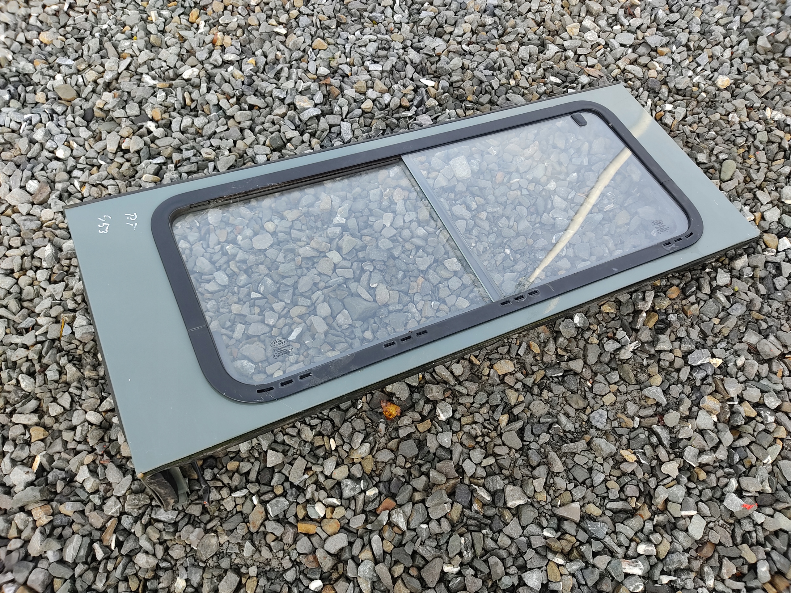 PRAVÉ ZADNÉ SKLO RÁM DEFENDER 1999-2014