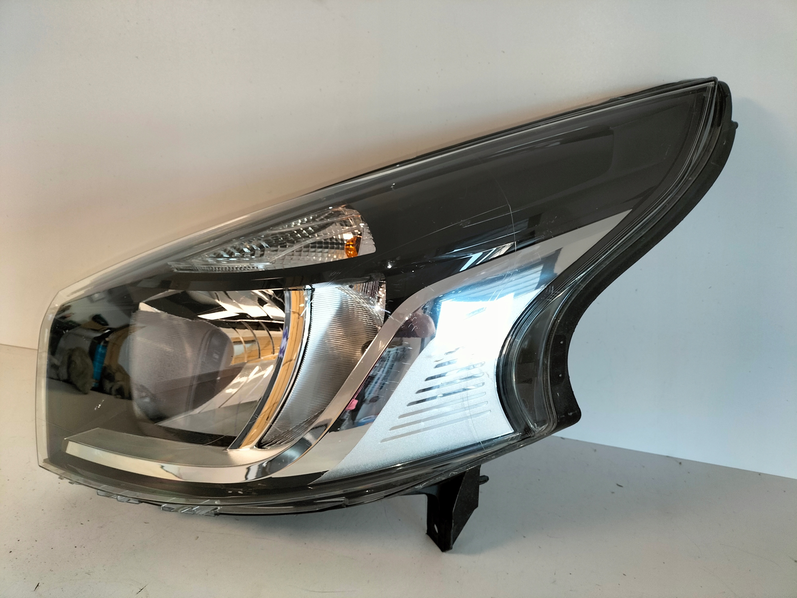 LAVE PREDNE SVETLO RENAULT TRAFIC III 14-