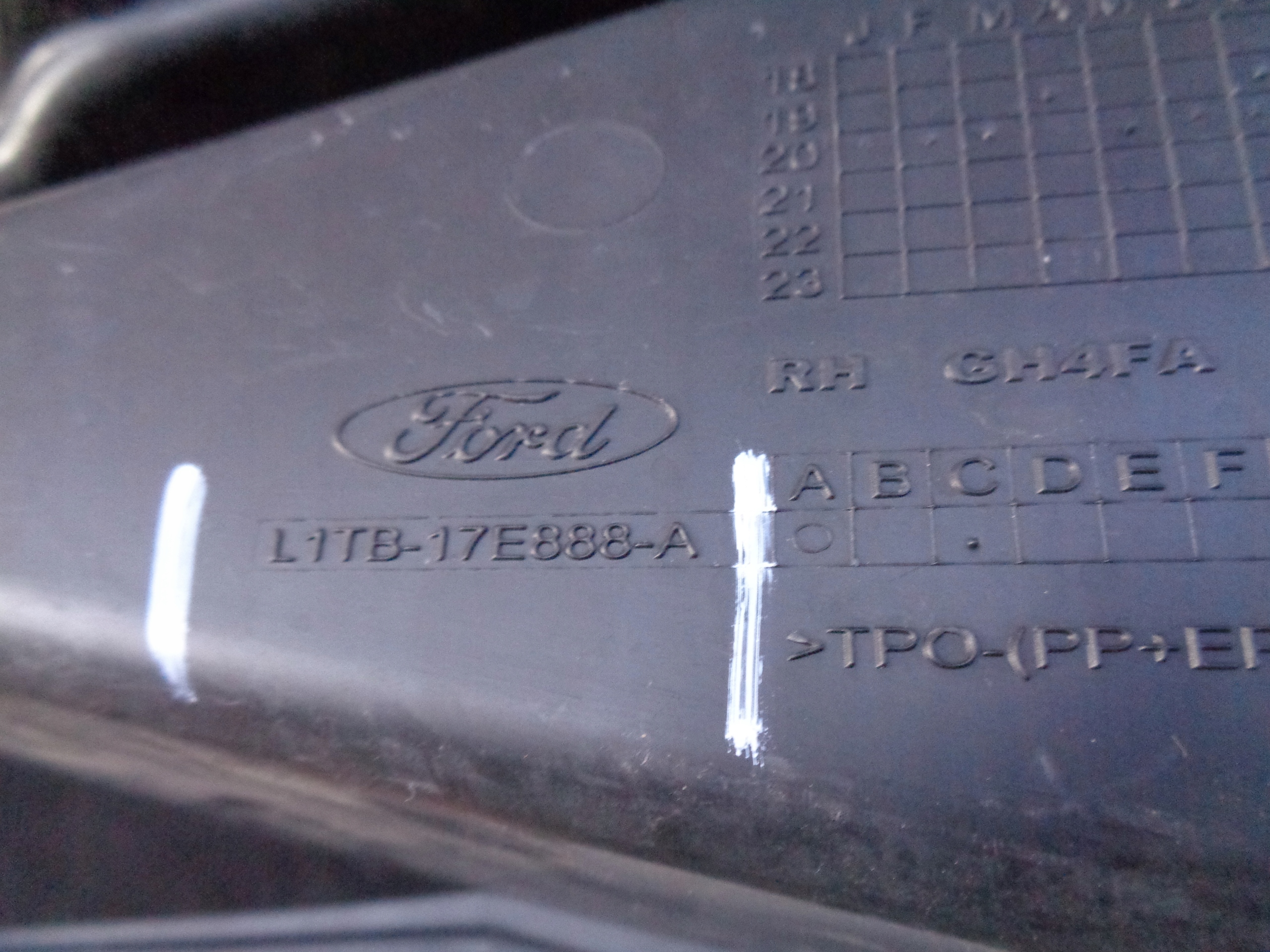 PRAVÝ DRŽIAK PREDNÉHO NÁRAZNÍKA FORD PUMA 19-