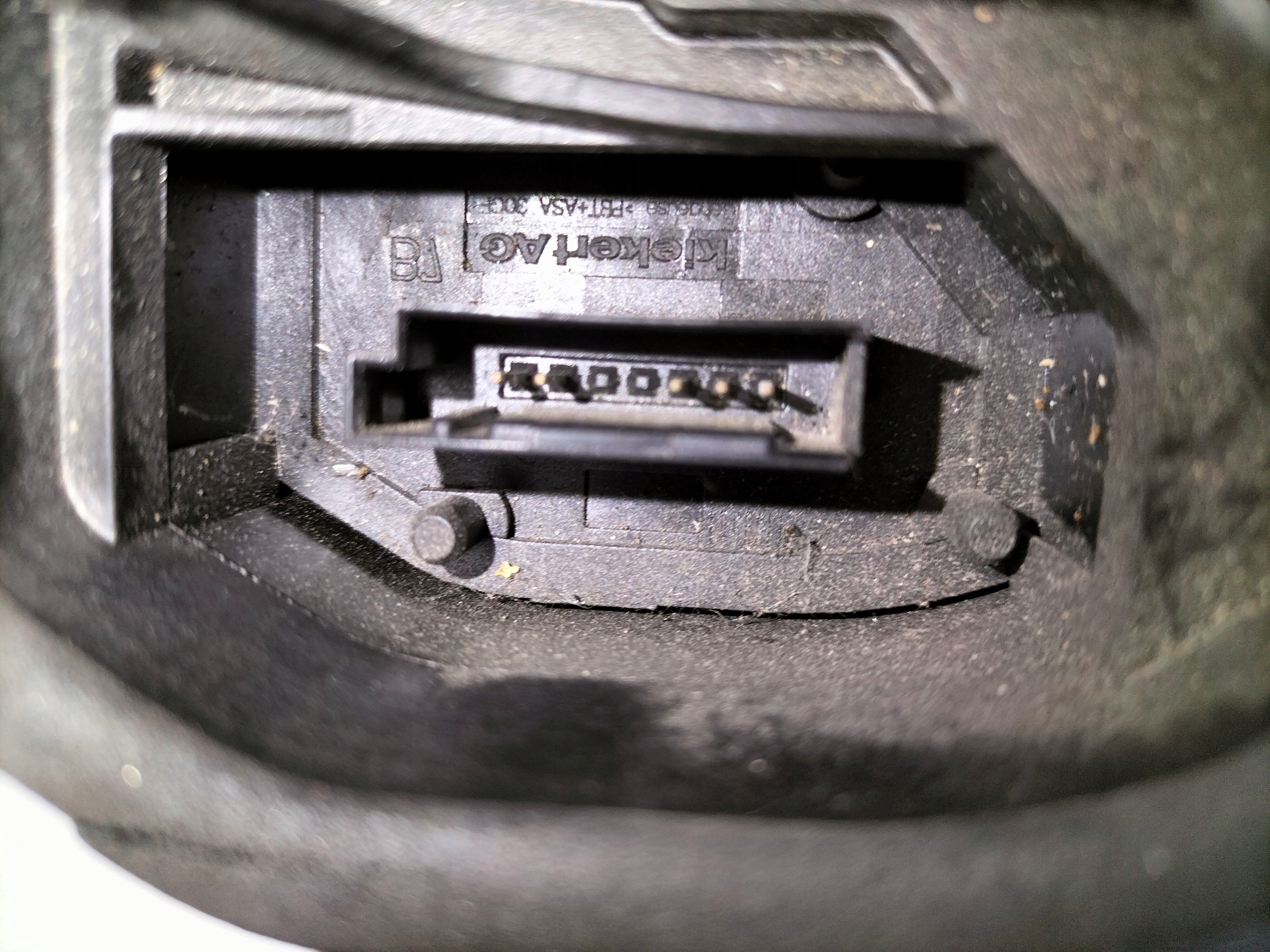 ZÁMOK ĽAVÝCH ZADNÝCH DVERÍ BMW 6 F06 11-