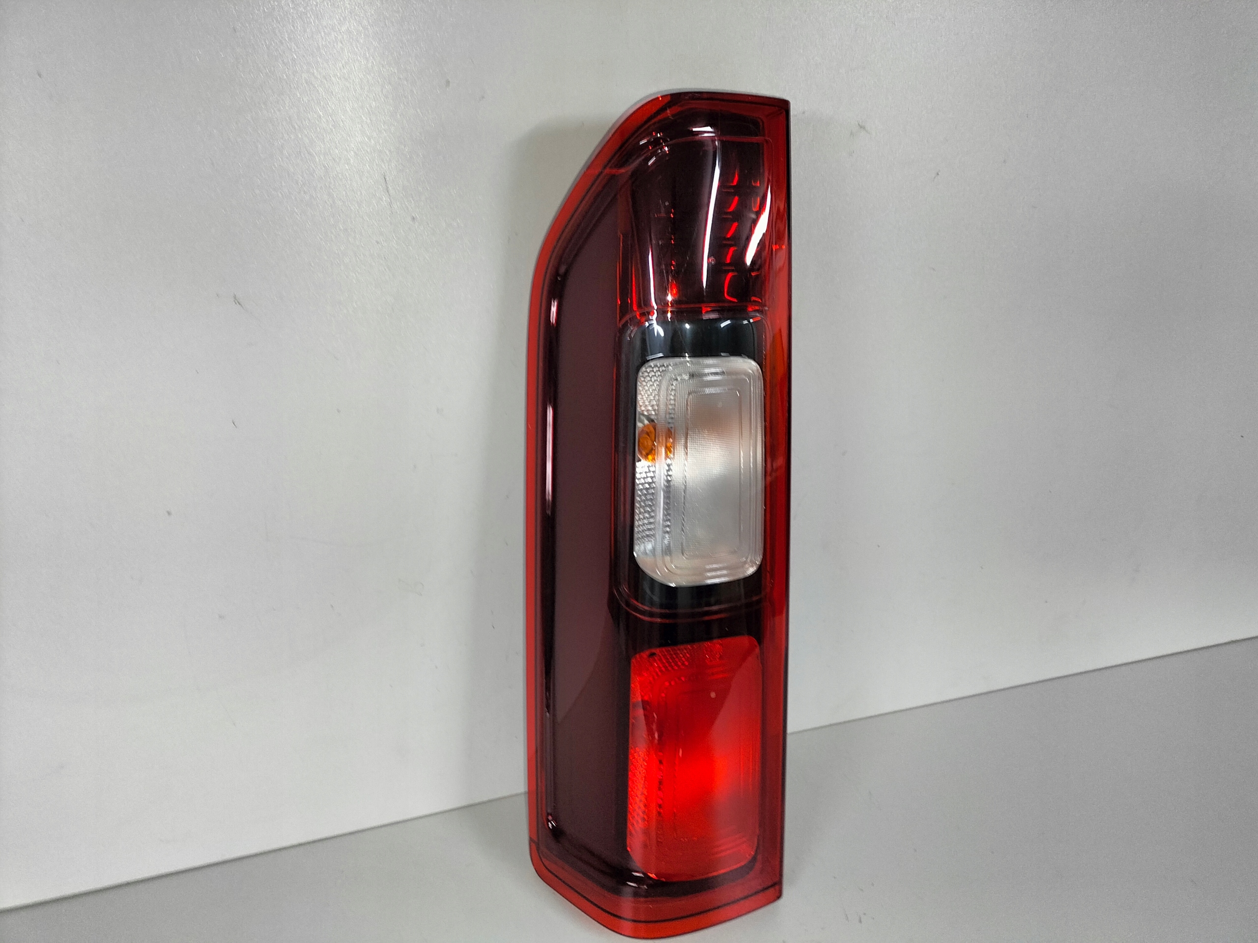 LAVE ZADNE SVETLO RENAULT TRAFIC III VIVARO B 14-