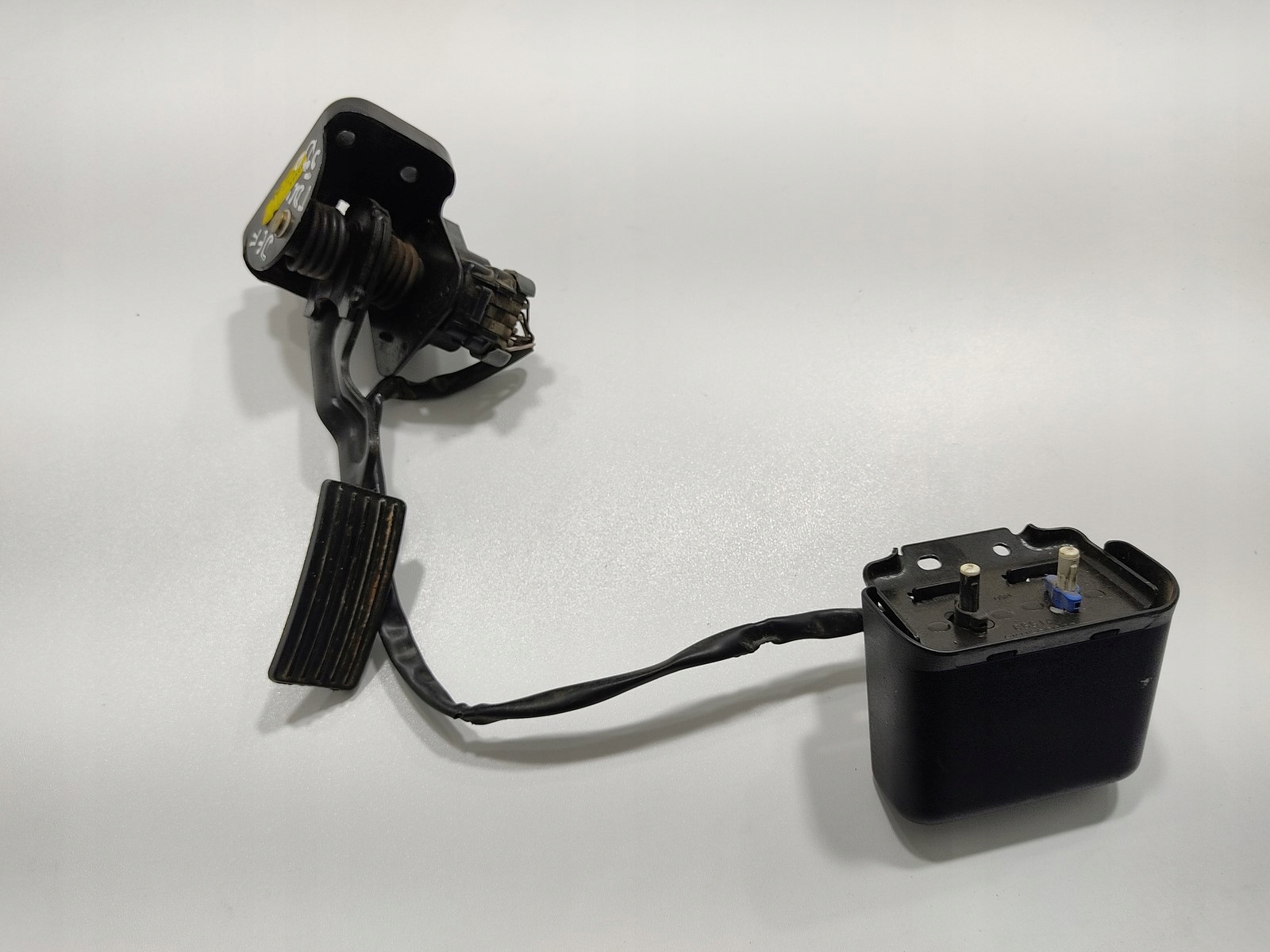 PLYNOVY PEDAL LAND ROVER DEFENDER 2.2 2.4 TDCI 7H12-7R562-AA 2007-2014