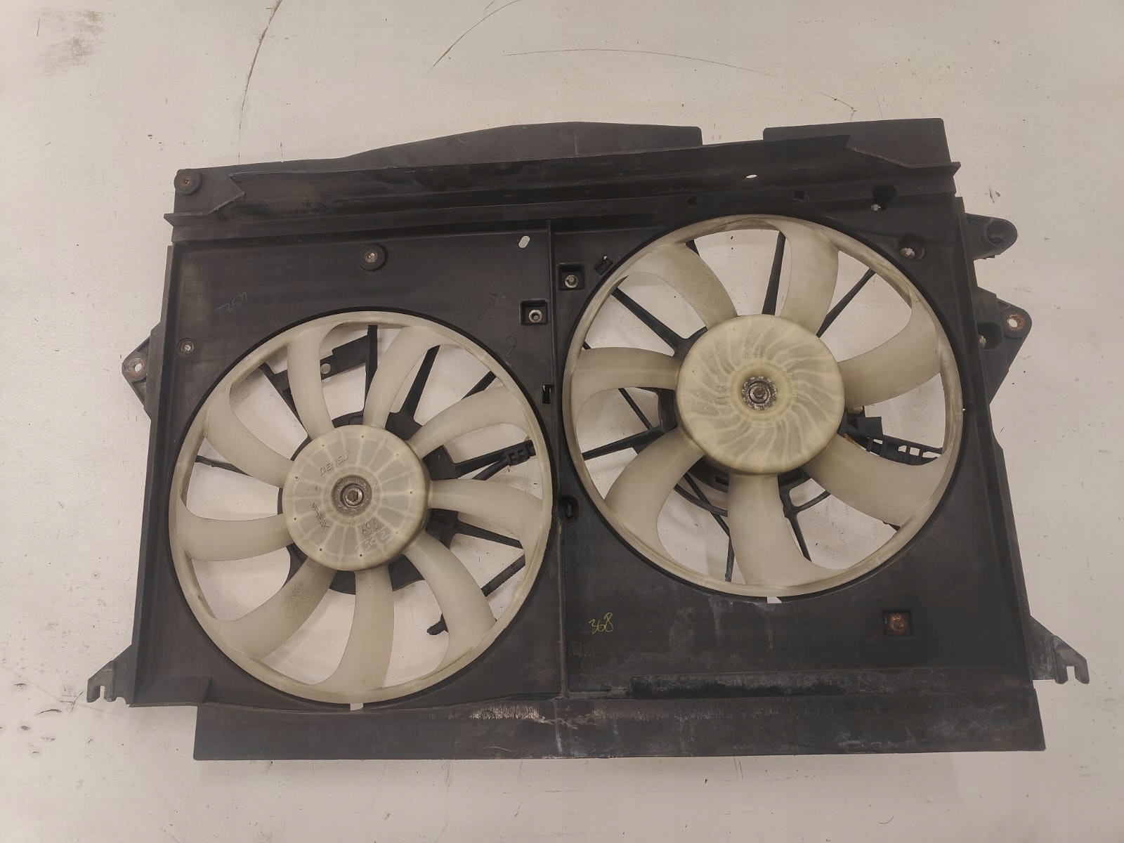 Toyota Avensis t27 2.0d oe MF422750 VENTILATOR CHLADICA VETRÁK