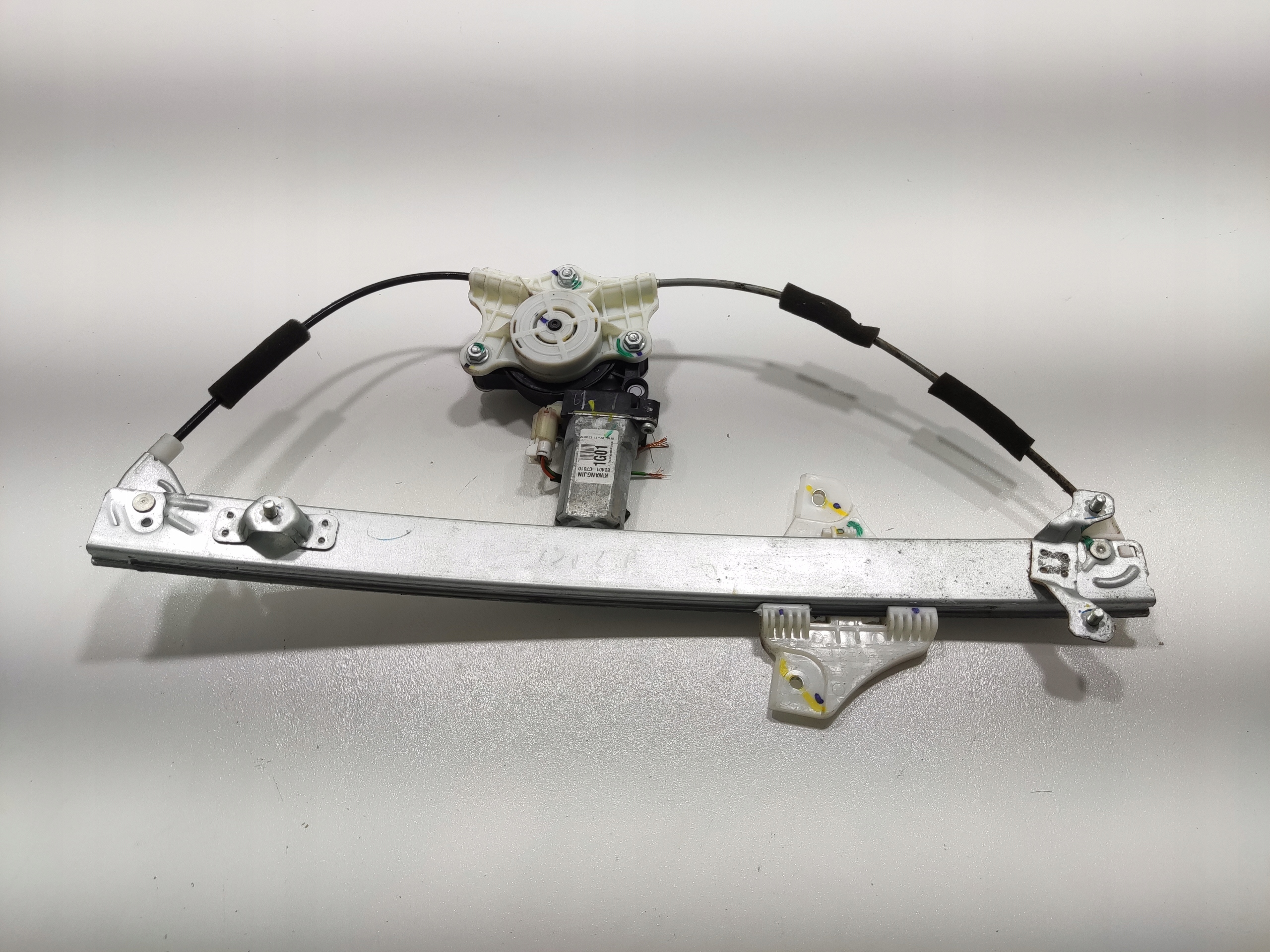 ĽAVÝ PREDNÝ MECHANIZMUS SŤAHOVANIA OKNA HYUNDAI I20 II 82401-C7010 14-