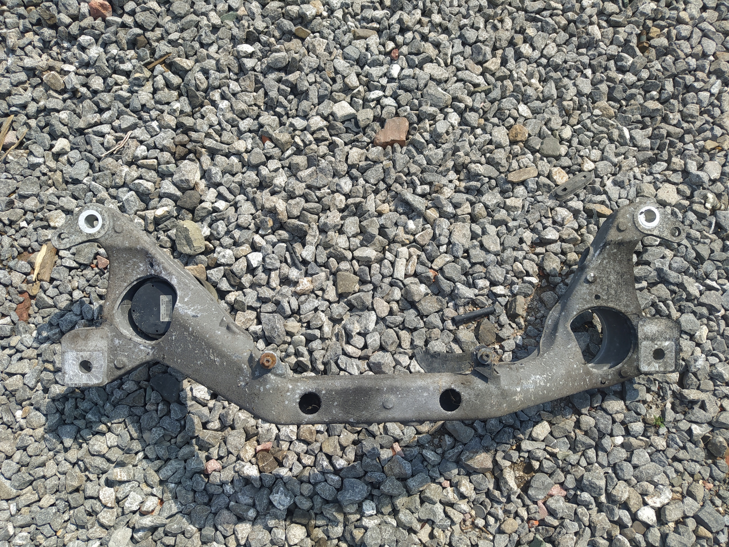 AUDI Q7 4L 7L6199207B DRZIAK MOTORA VÝSTUHA