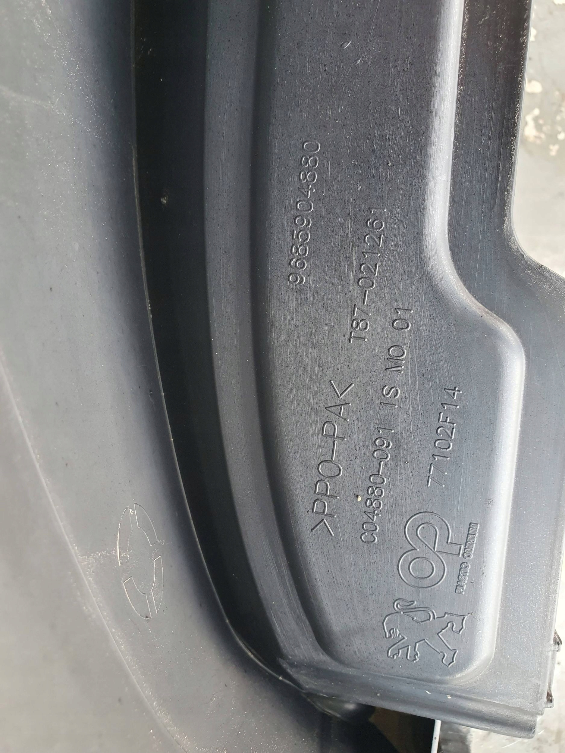 Peugeot 5008 1 I ĽAVÝ BLATNÍK PREDOK PREDNY