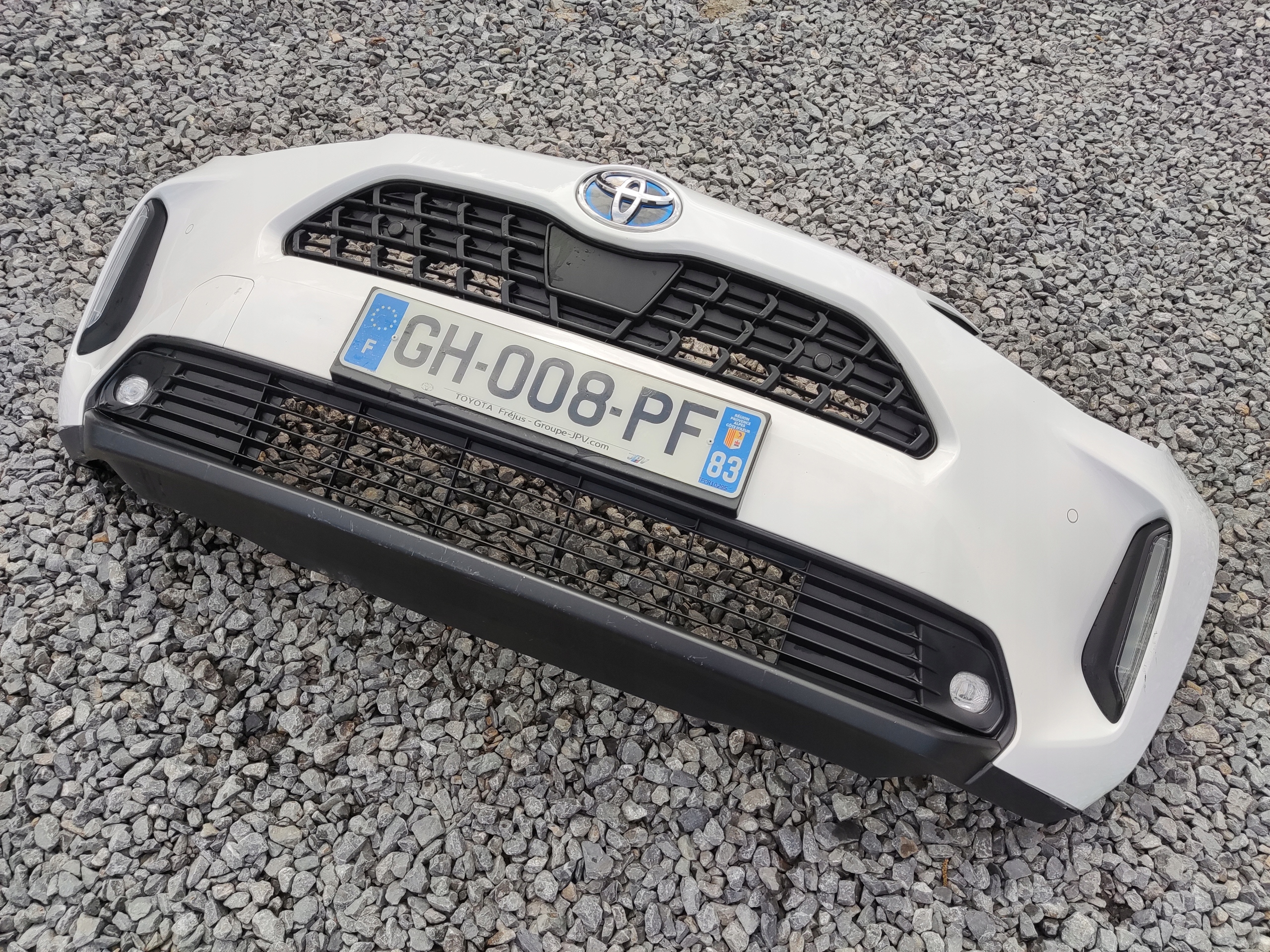 PREDNÝ NÁRAZNÍK KOMPLETNY PDC SENZORY TOYOTA YARIS CROSS 2020-2025 HYBRID