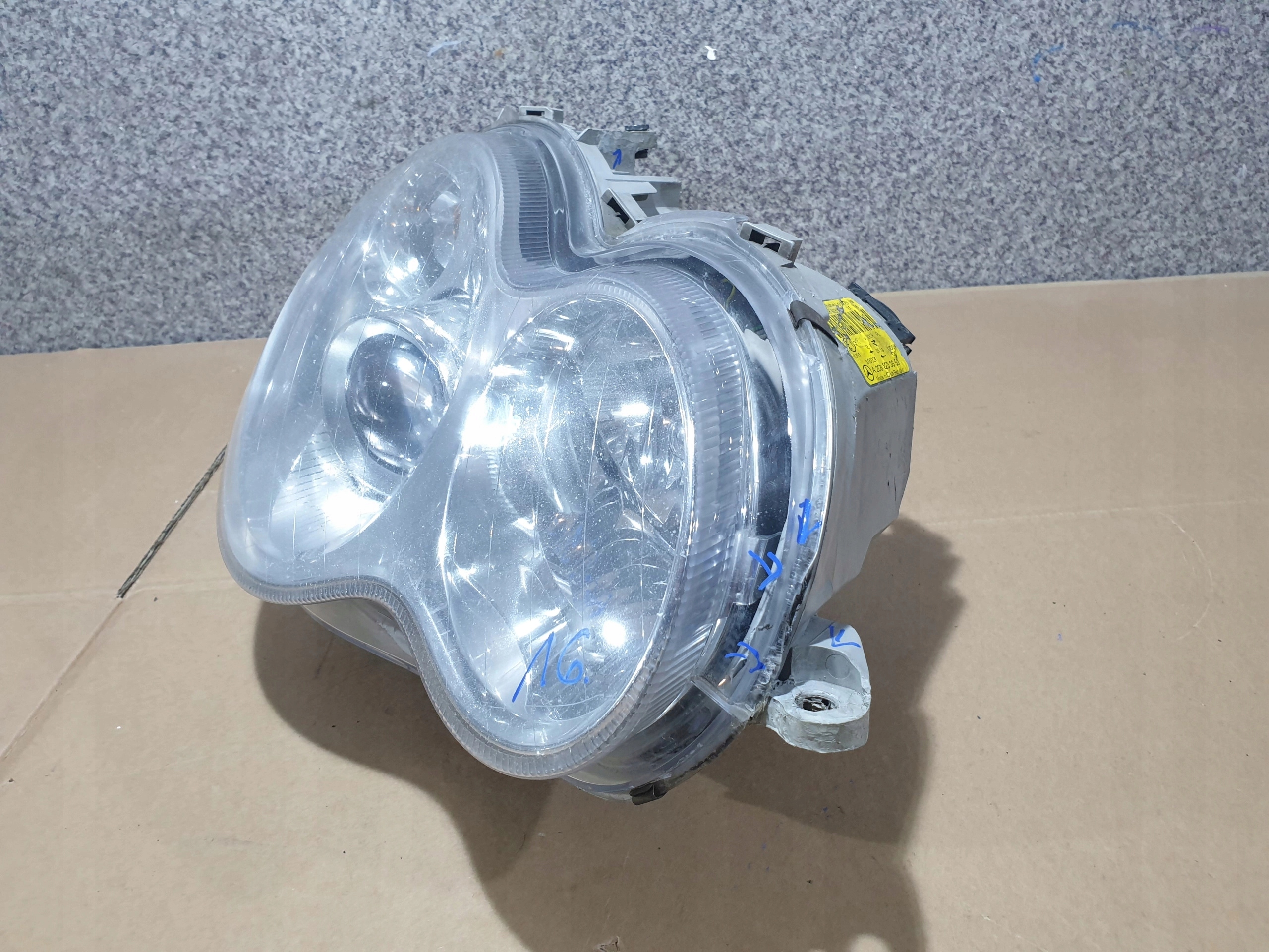 MERCEDES 203 XENON PRAVE PREDNE SVETLO