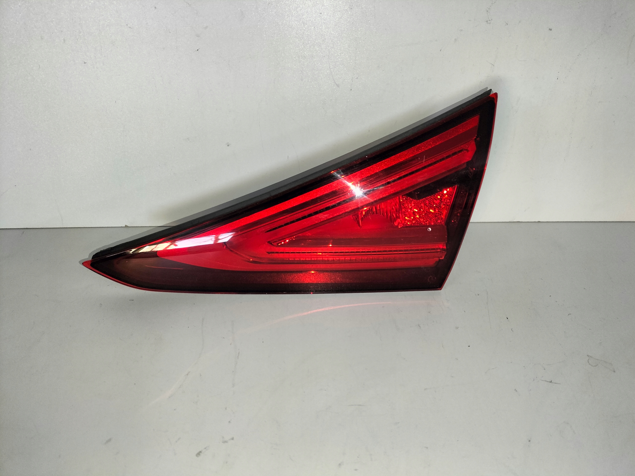 PRAVE ZADNE SVETLO MERCEDES CLS W257 18- LED VNÚTORNÉ NA KAPOTE