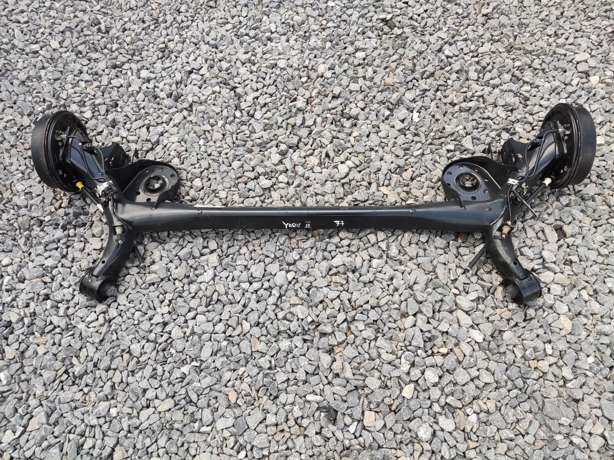 ZADNÁ NÁPRAVA KOMPLETNA TOYOTA YARIS III BUBNY 2011-2020