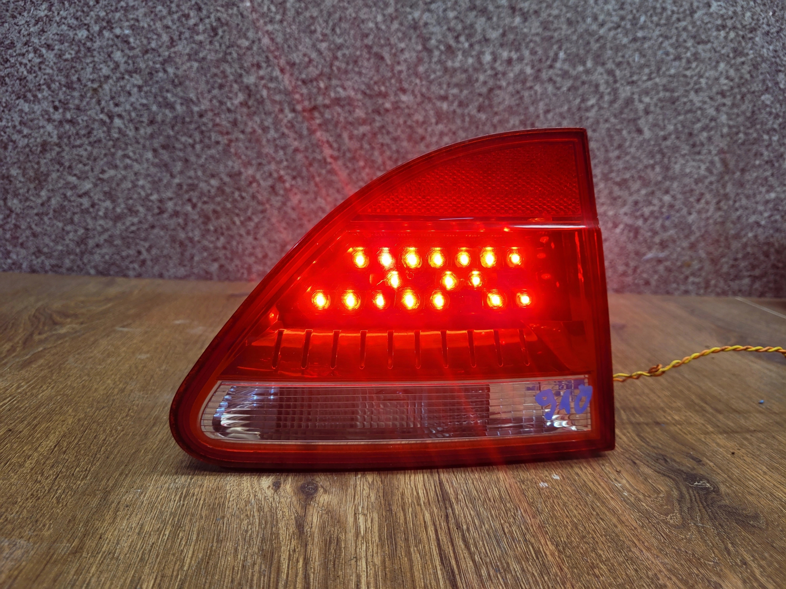 SEAT EXEO SEDAN LAVE ZADNE SVETLO V KAPOTE 3R5945093C