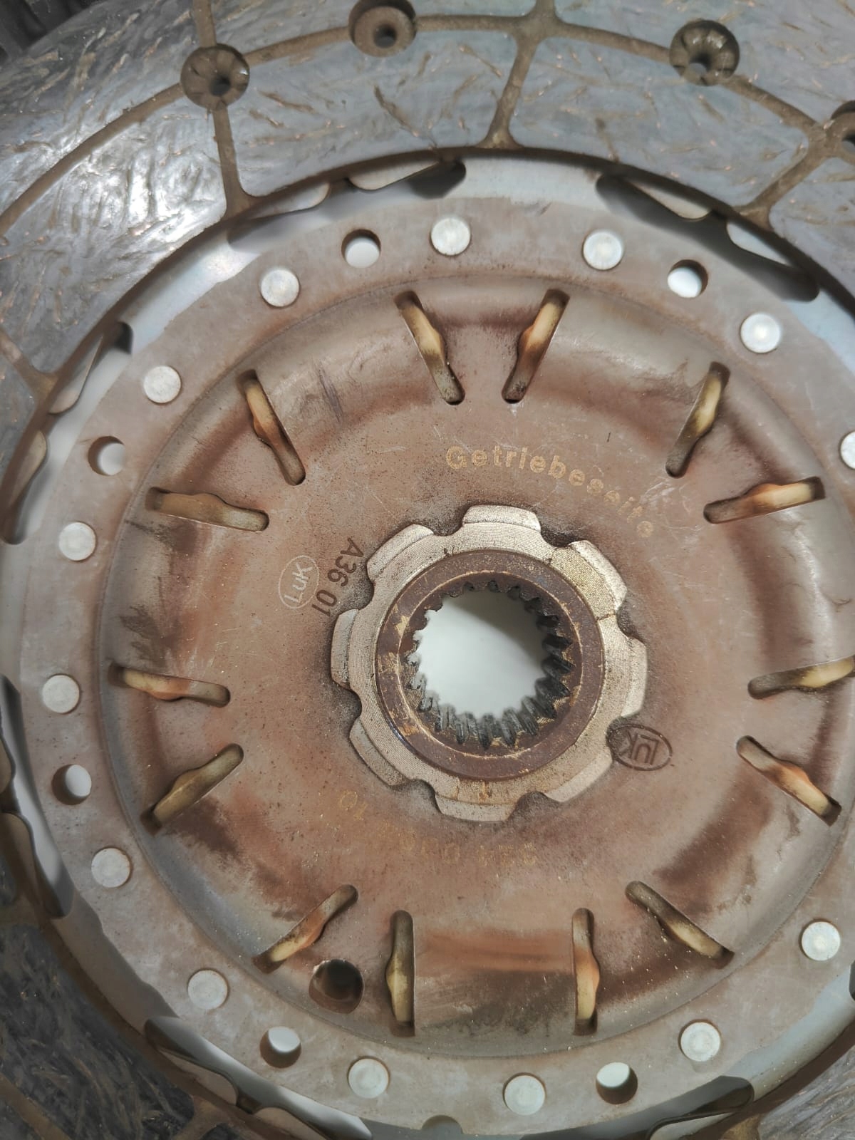 Opel 1.9 cdti SPOJKA DVOJHMOTNÝ ZOTRVAČNÍK LUK 415024110 VELMI DOBRY STAV