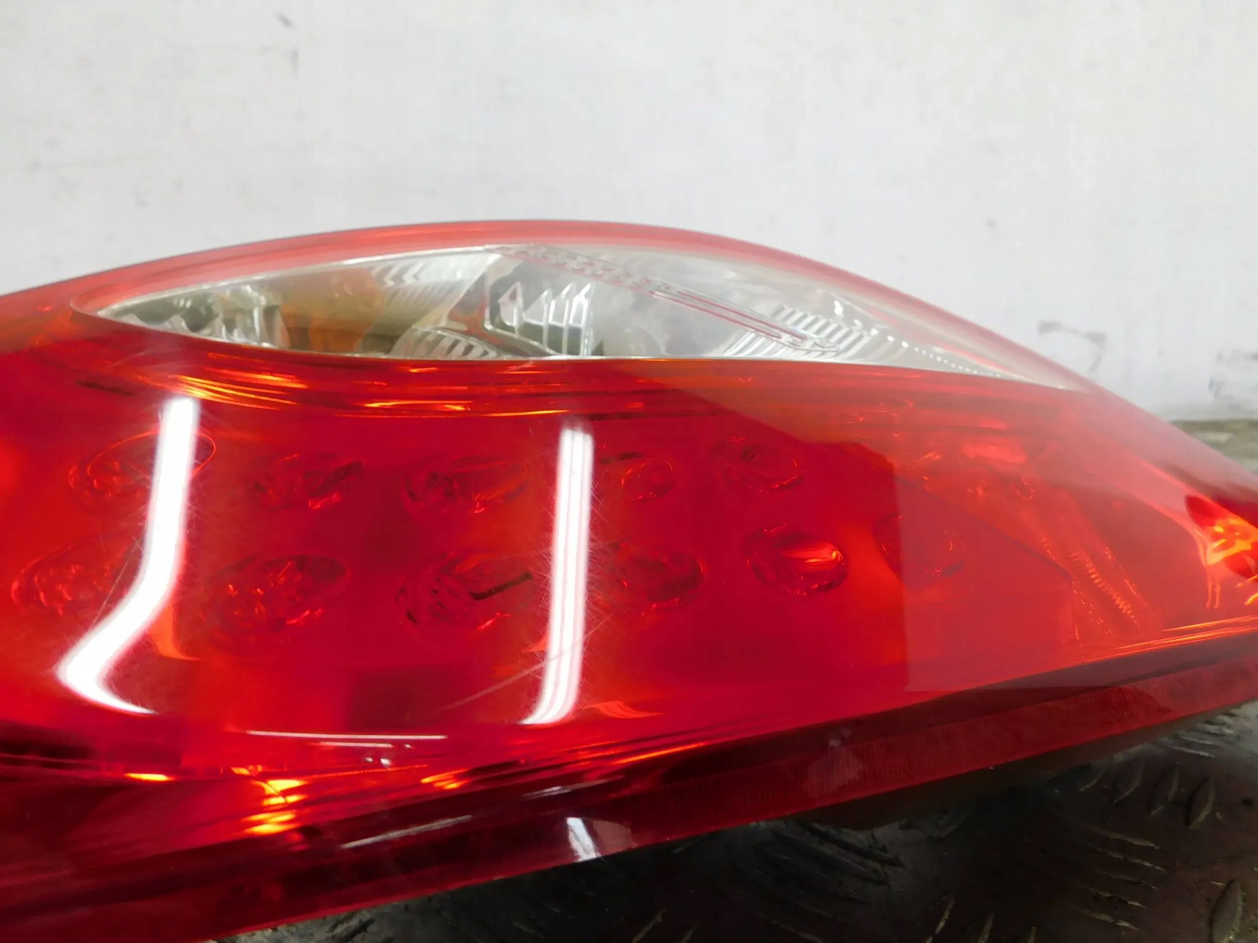 LAVE ZADNE SVETLO MAZDA 2 DE 07-