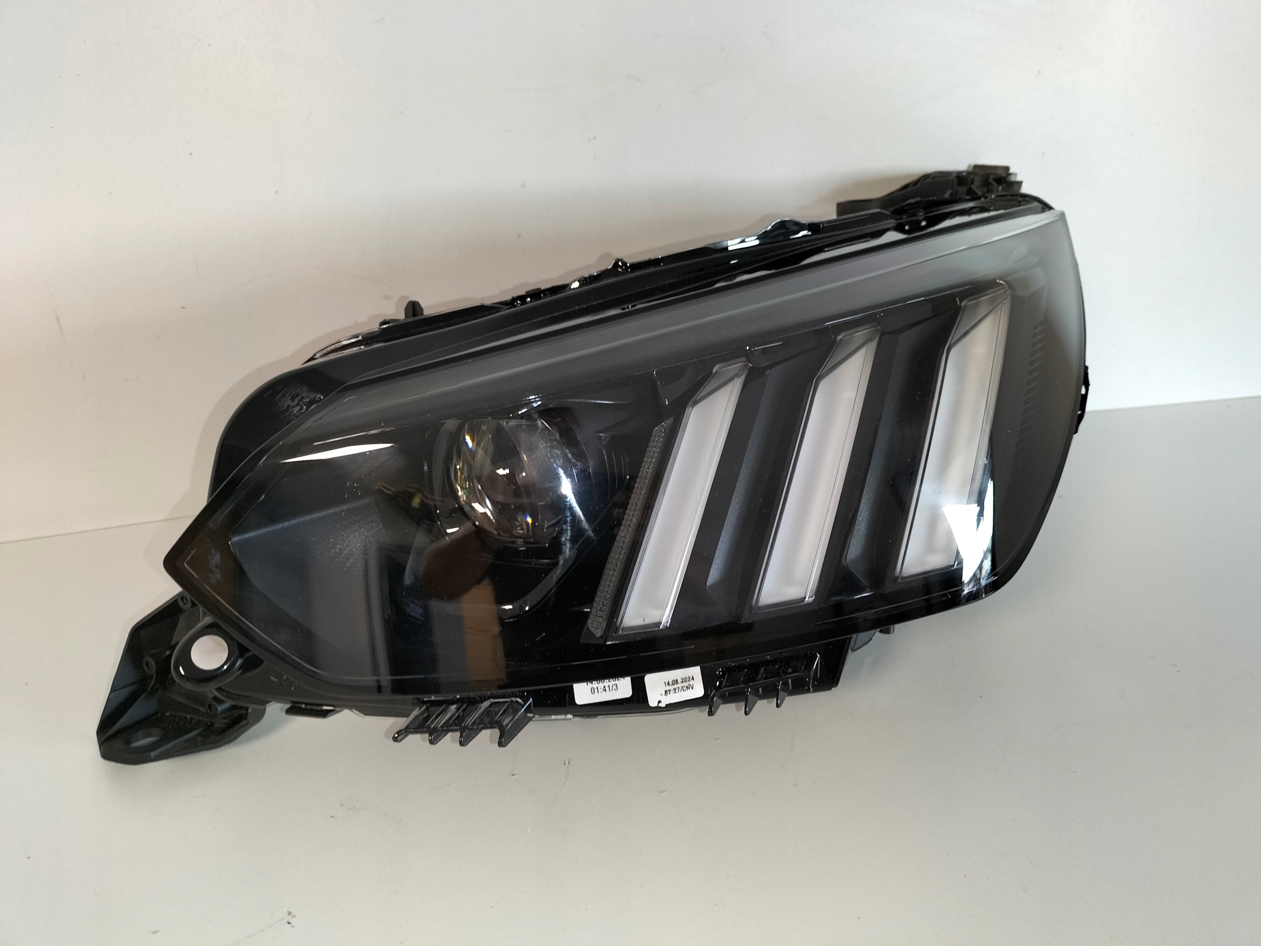 LAVE PREDNE SVETLO PEUGEOT 208 2008 II 19- FULL LED